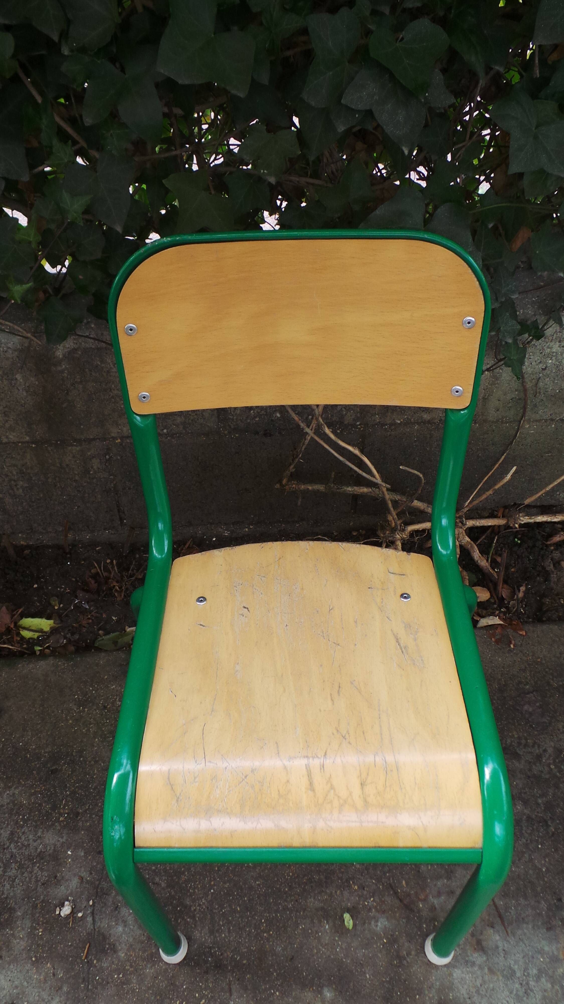 Chaises maternelles vintage