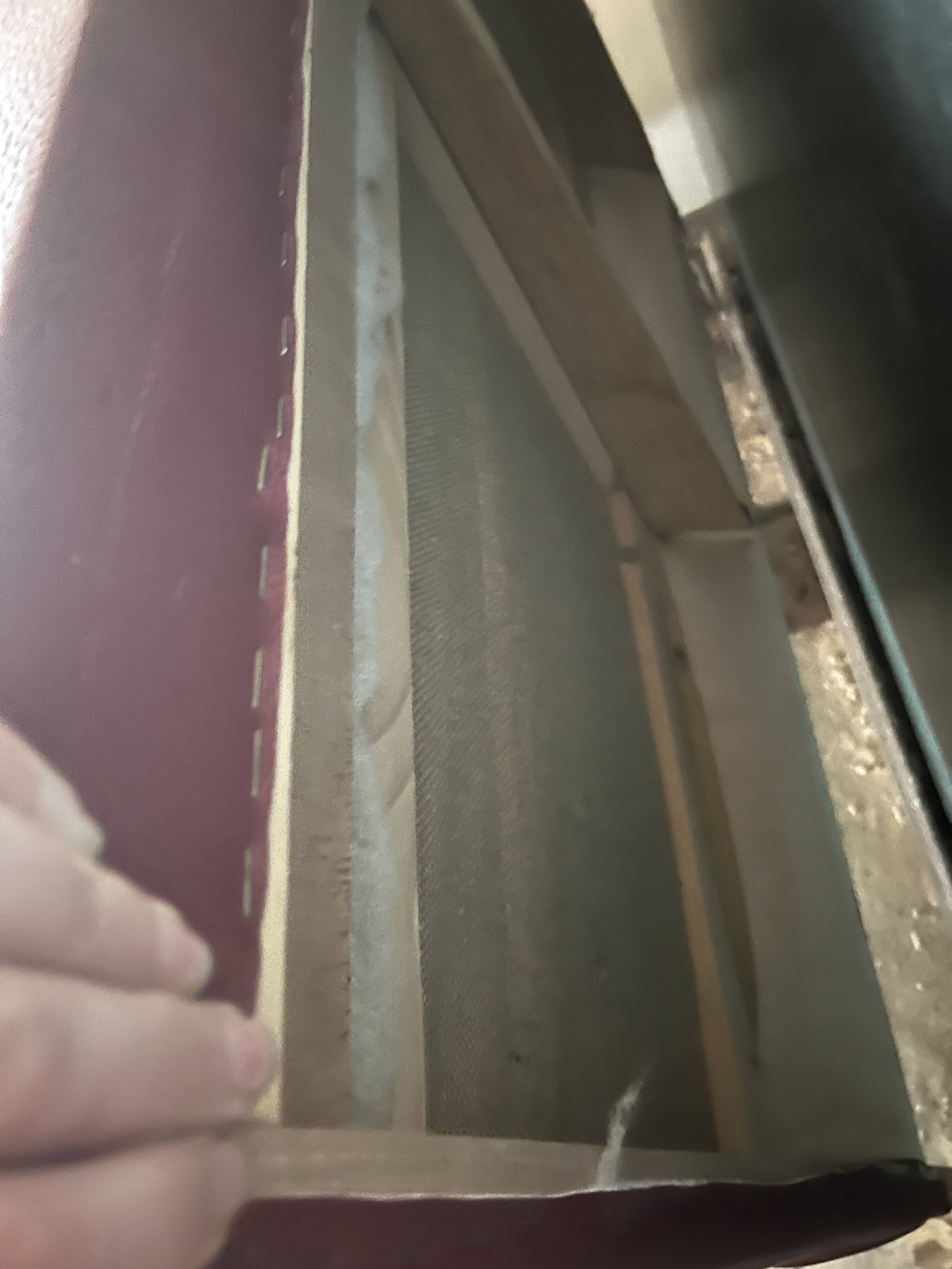 Restaurant-style bench in Bordeaux faux leather.