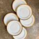 6 assiettes à dessert en porcelaine blanche et dorée