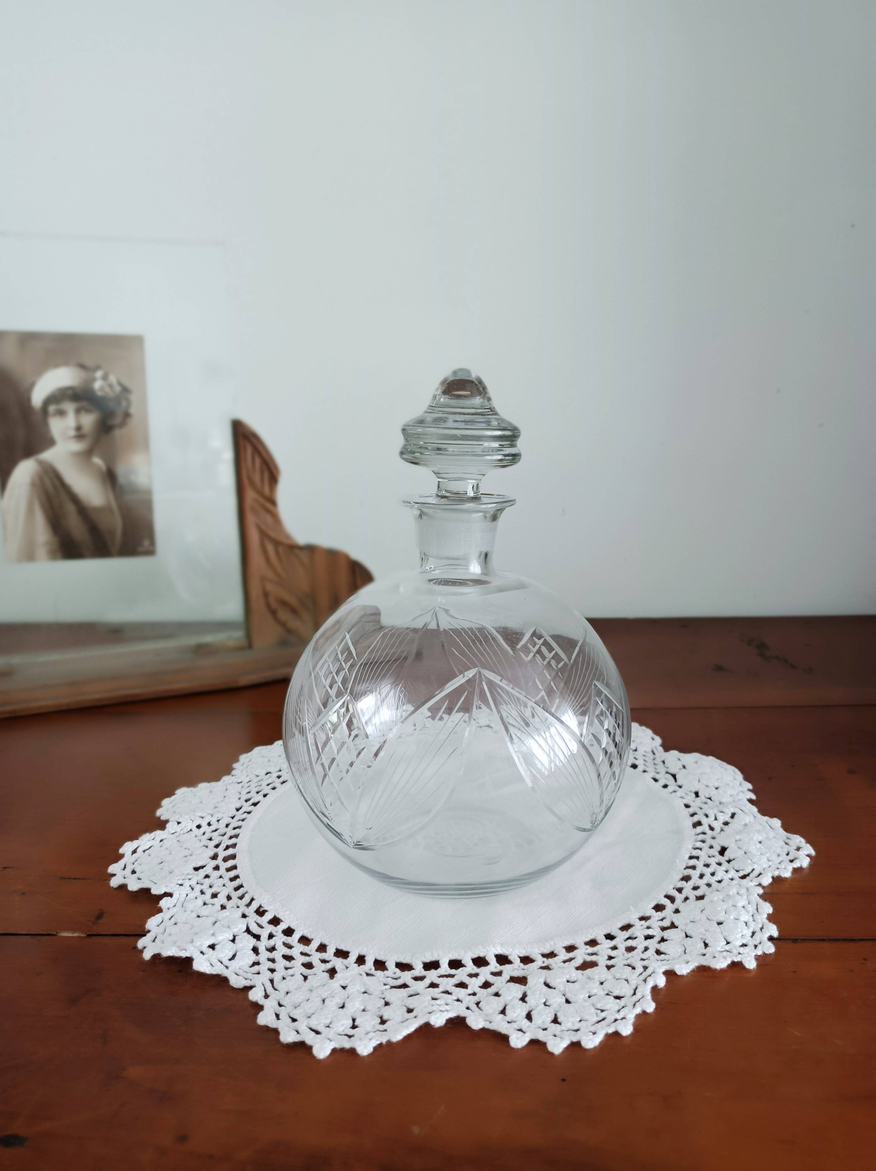 Carafe en verre gravé