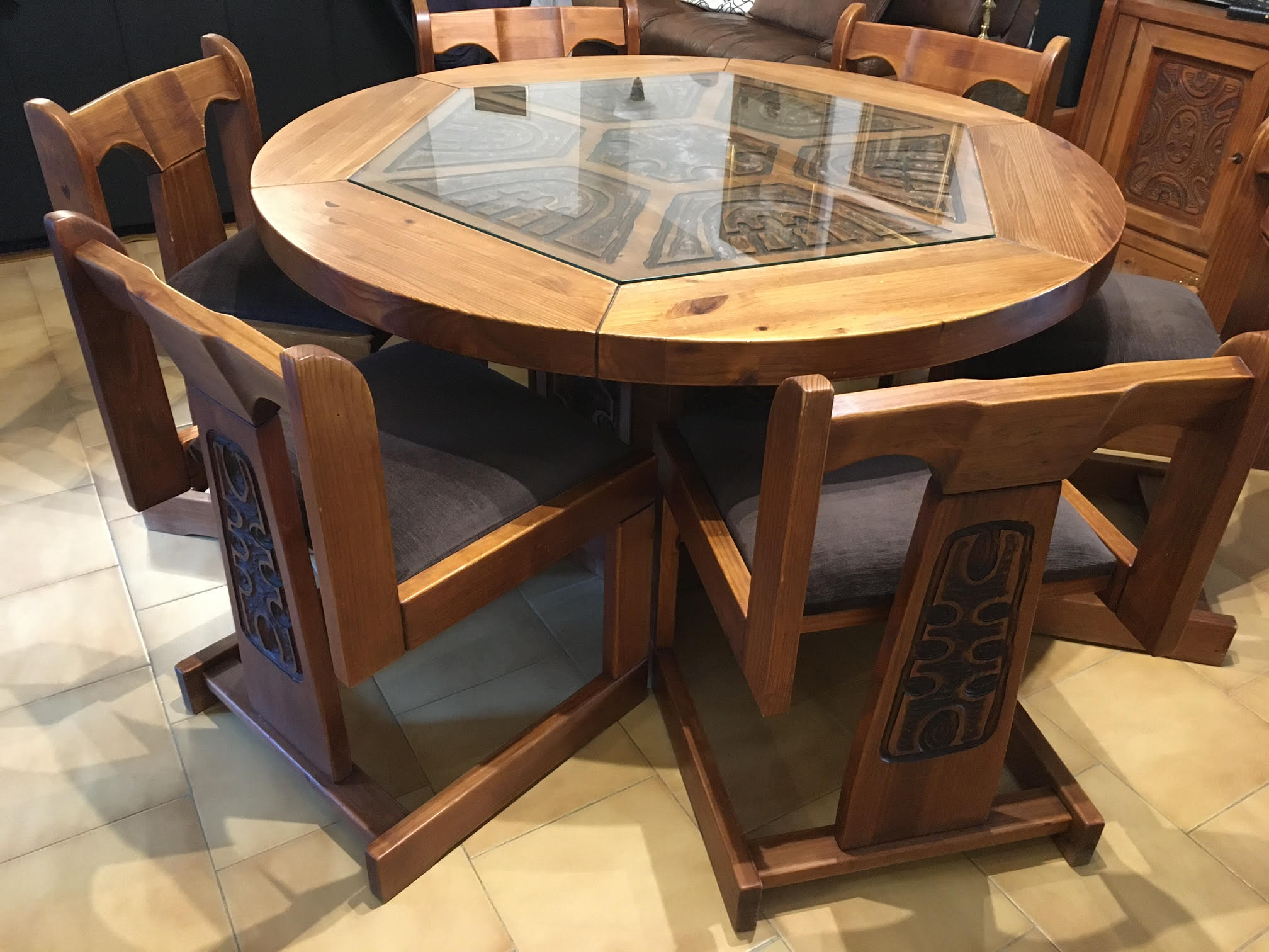 Round dining tables + chairs