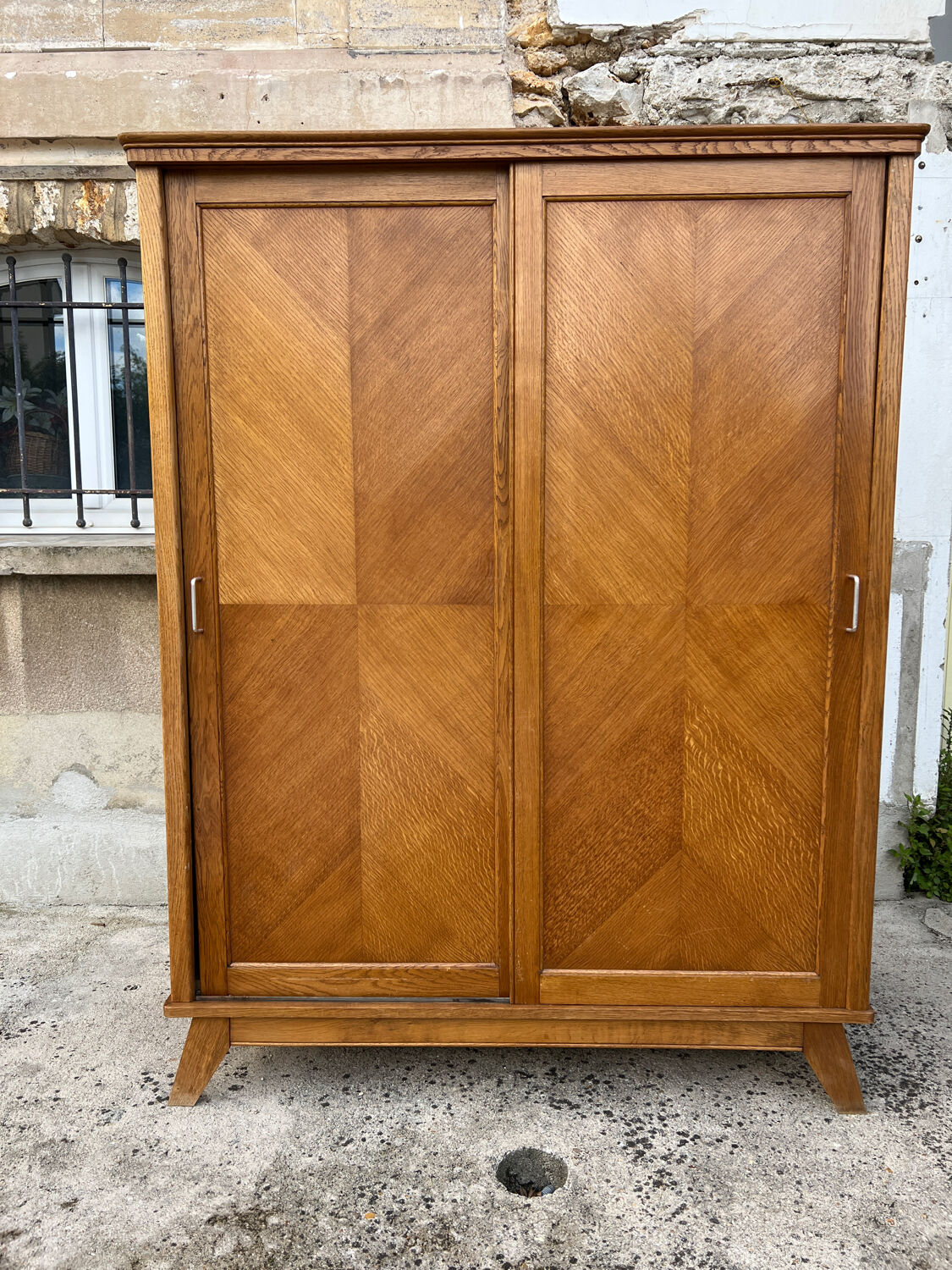 Cabinet 2 doors feet compass