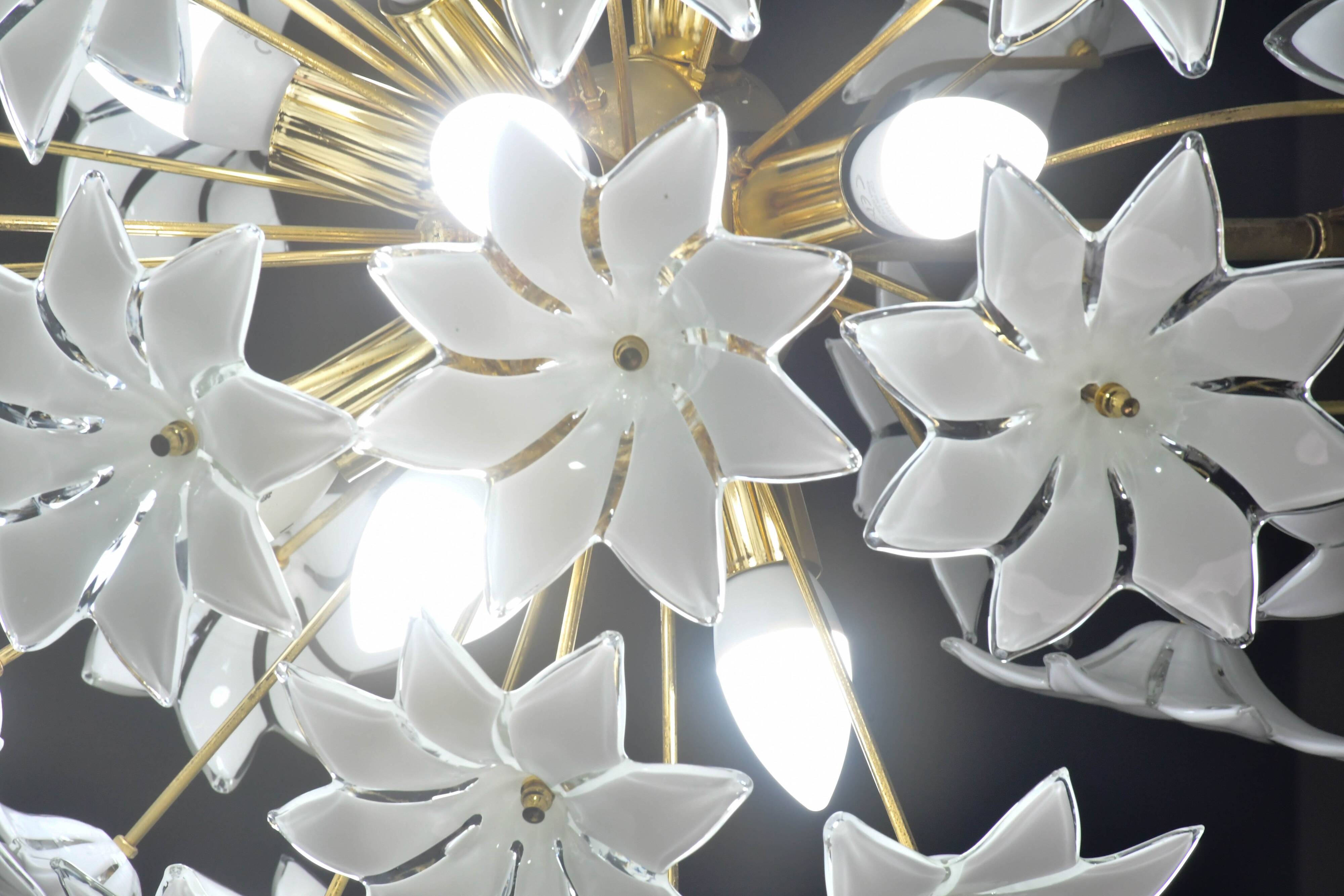 Magnifique lustre Sputnik en verre de Murano blanc orné de fleurs, années 1980
