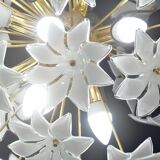 Magnifique lustre Sputnik en verre de Murano blanc orné de fleurs, années 1980