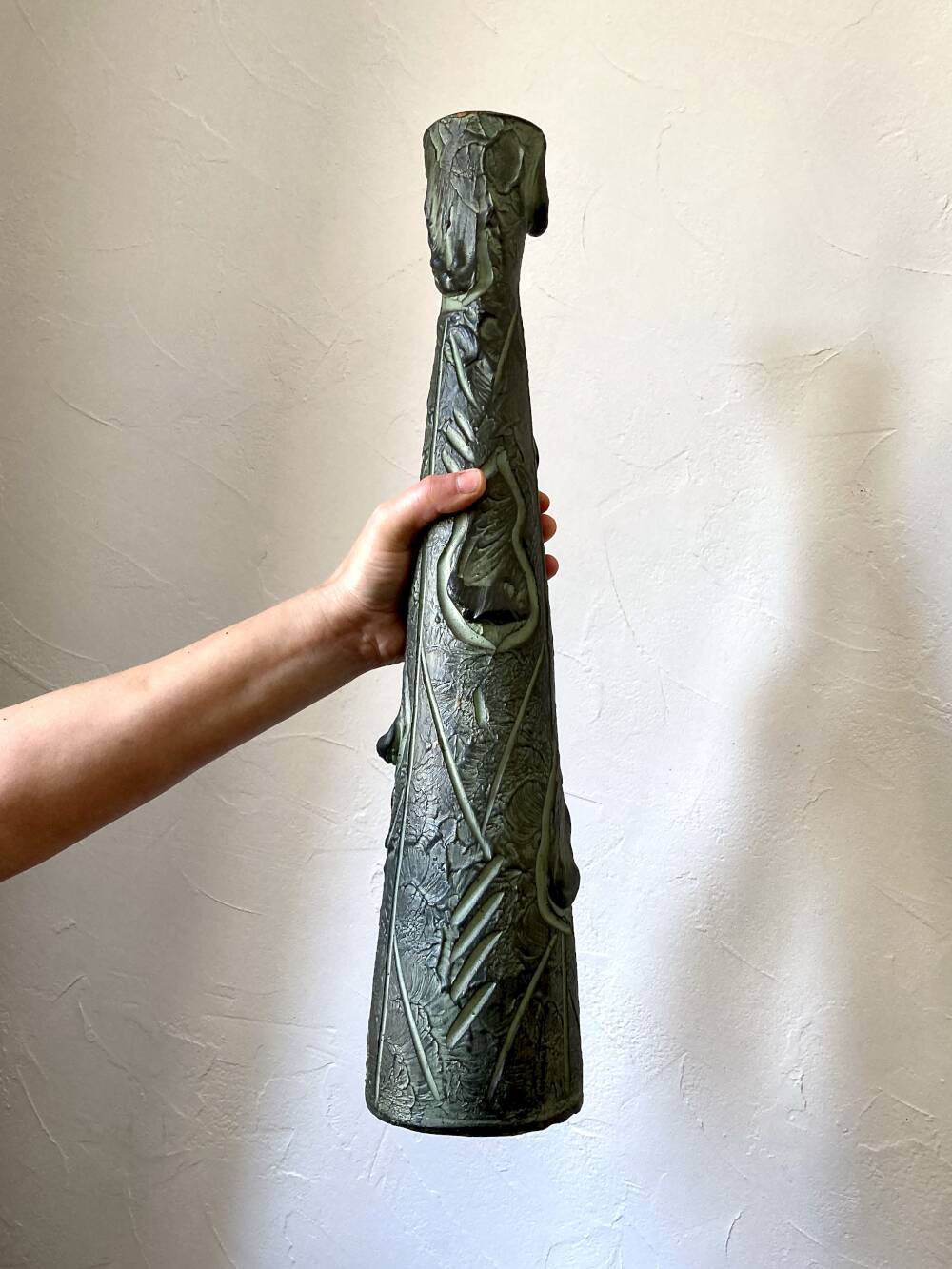 Vase longiligne à décor stylisé brutaliste, dans le goût de Ballesti