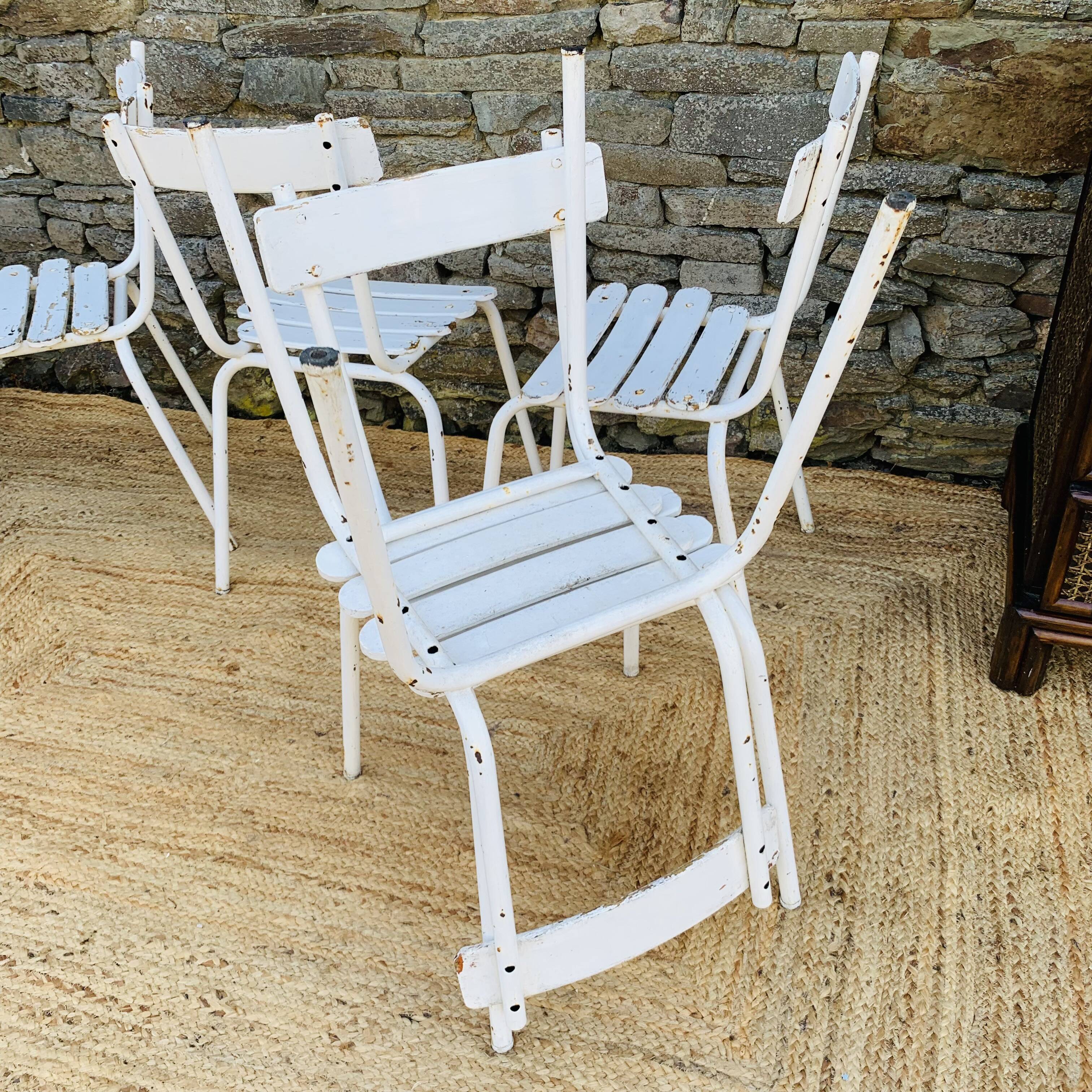 Set of 5 white wooden chairs