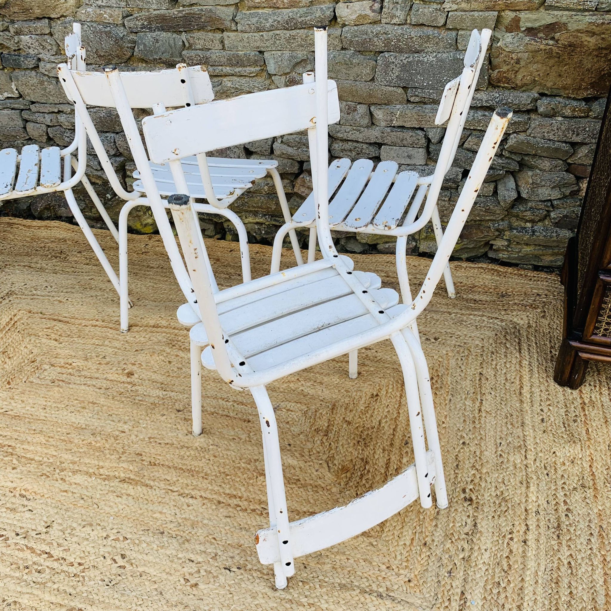 Ensemble de 5 chaises blanches en bois