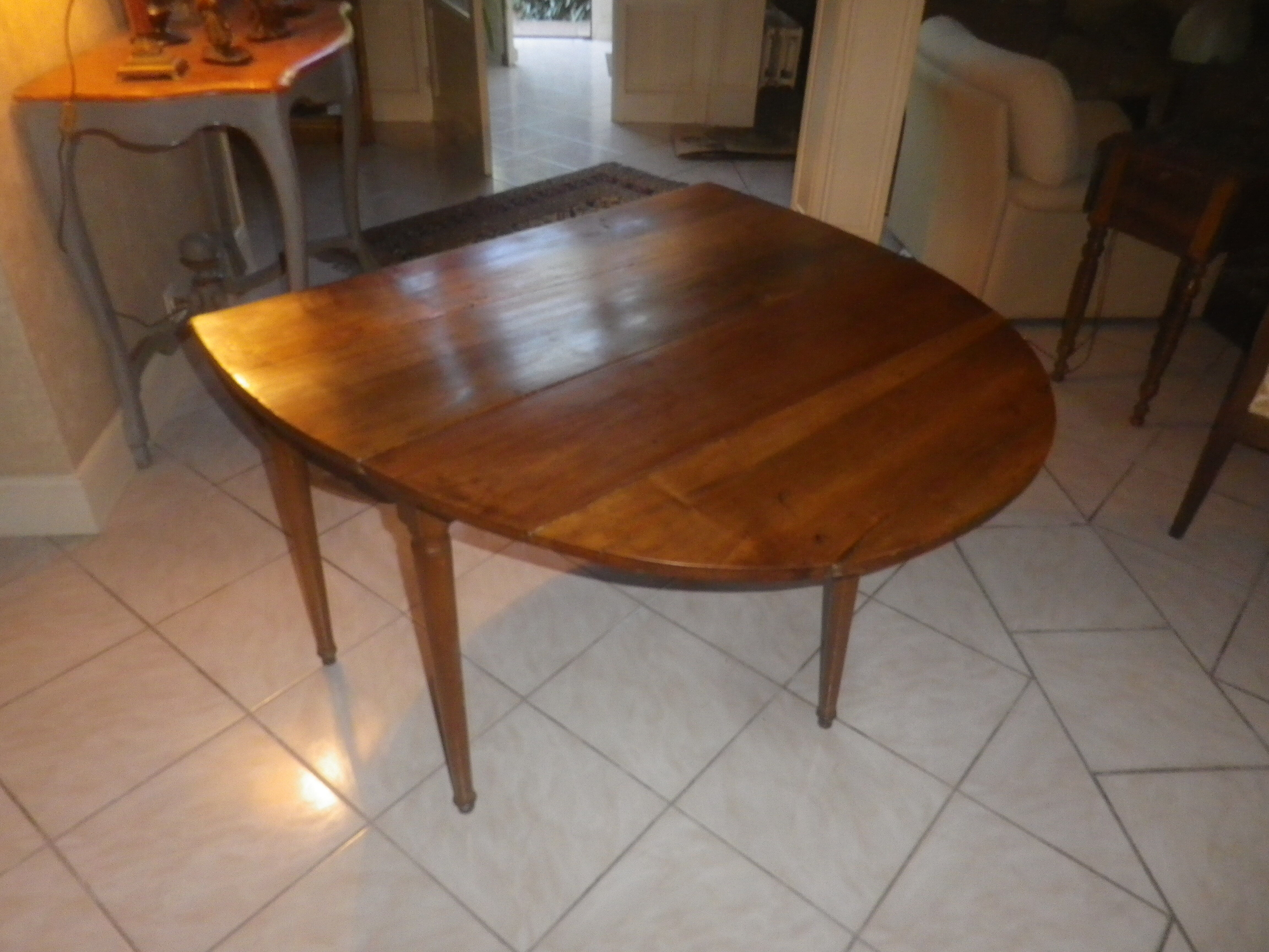 Oval folding dining table