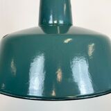 Lampe d’usine en émail vert industriel avec plateau en fonte, années 1960