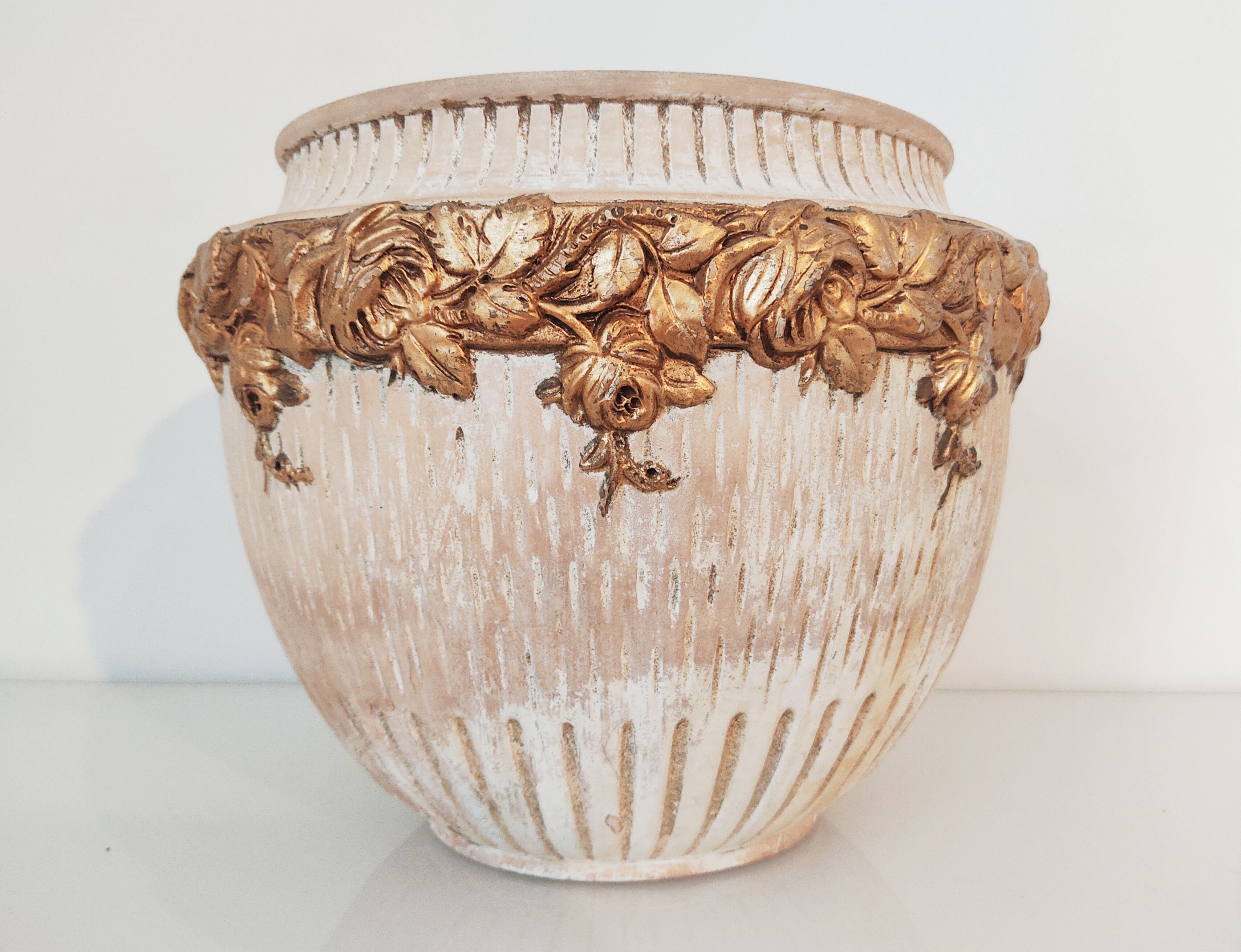 Terracotta pot cache golden flowers