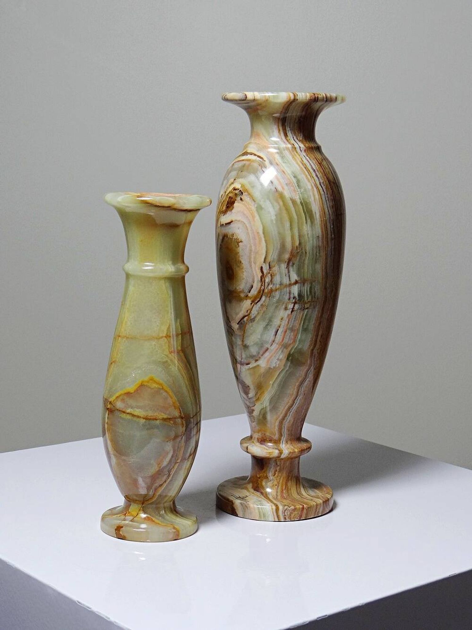 A pair of vintage baluster vases in green striped onyx from Italy, mid-century.