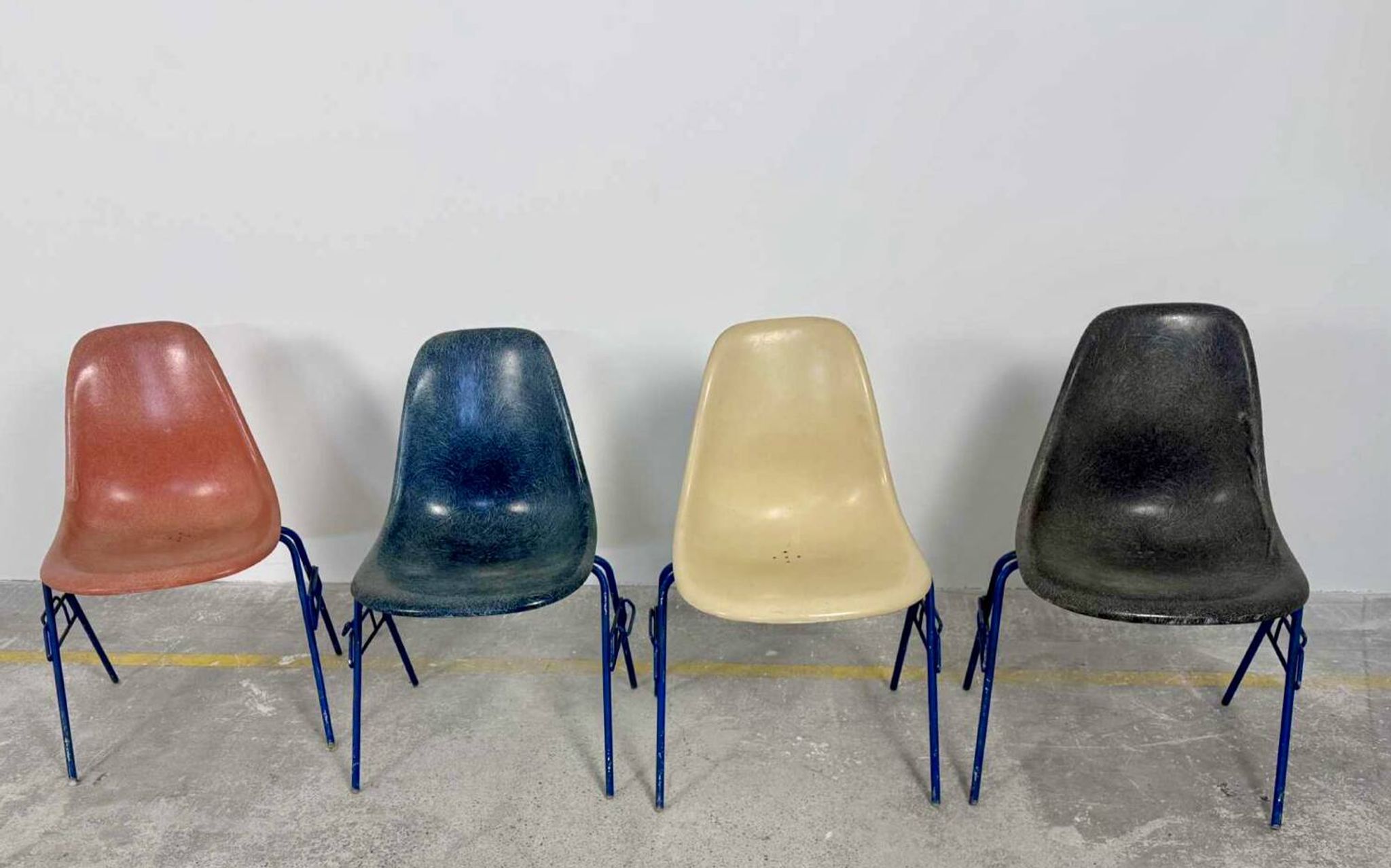 Lot of 4 Eames DSS chairs in fibre H Miller