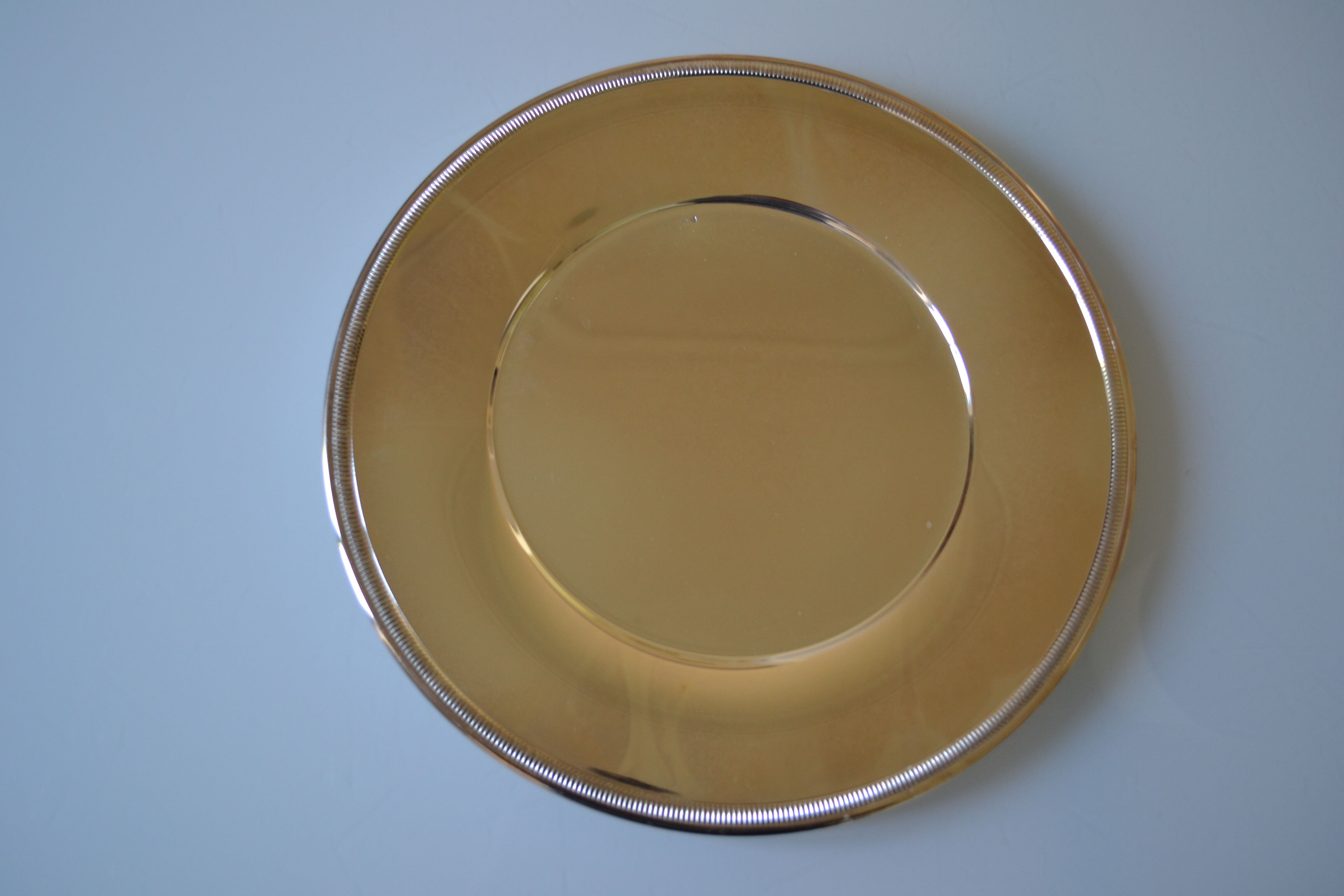 Round silver-plated serving plate or dish, diameter 30 cm.