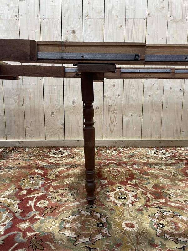 Table de salle à manger ovale de style Louis XVI en noyer