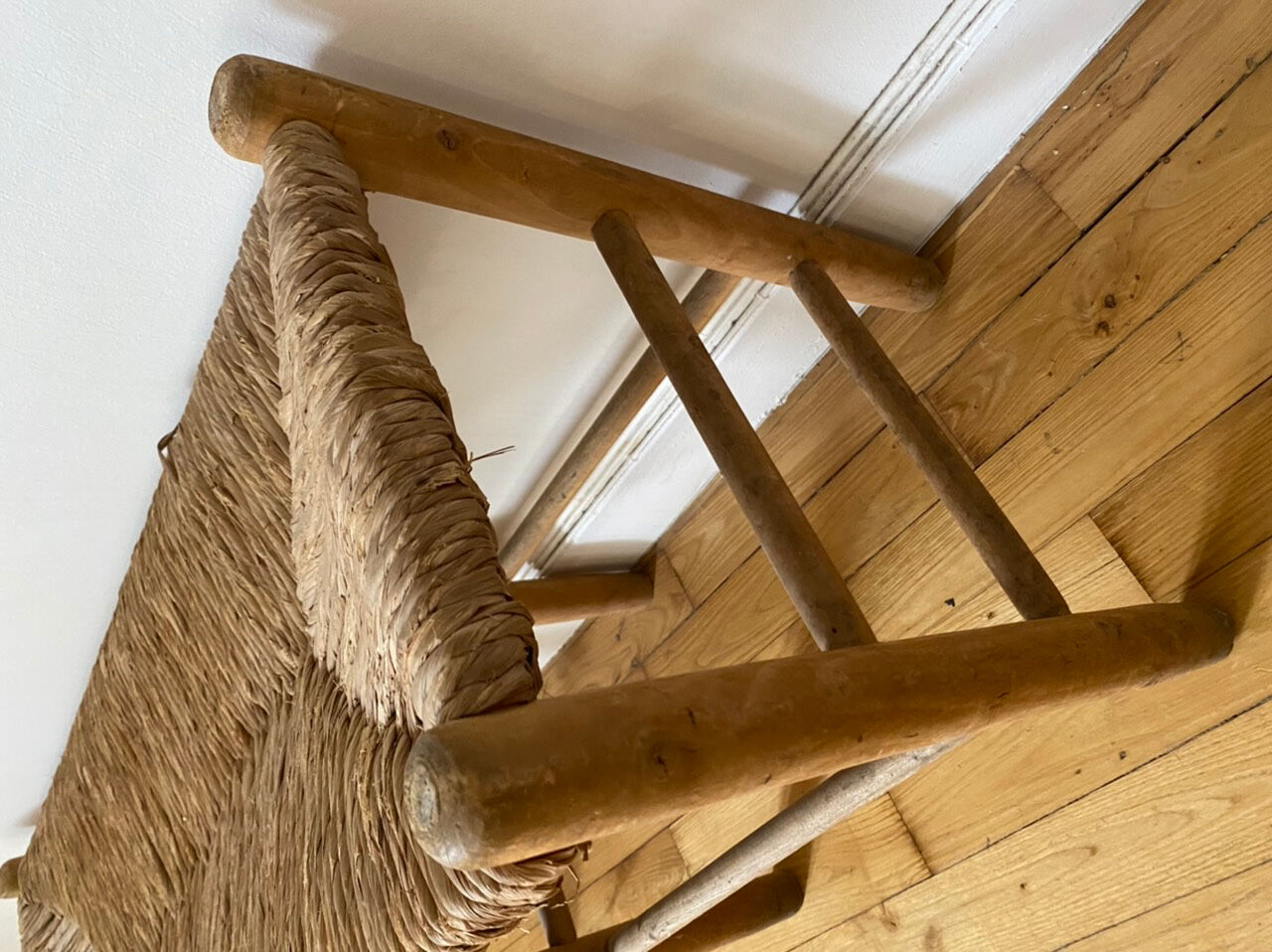 Banc en bois paillé
