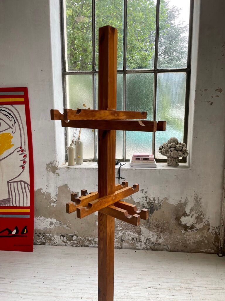 Patère wears pine coat 70