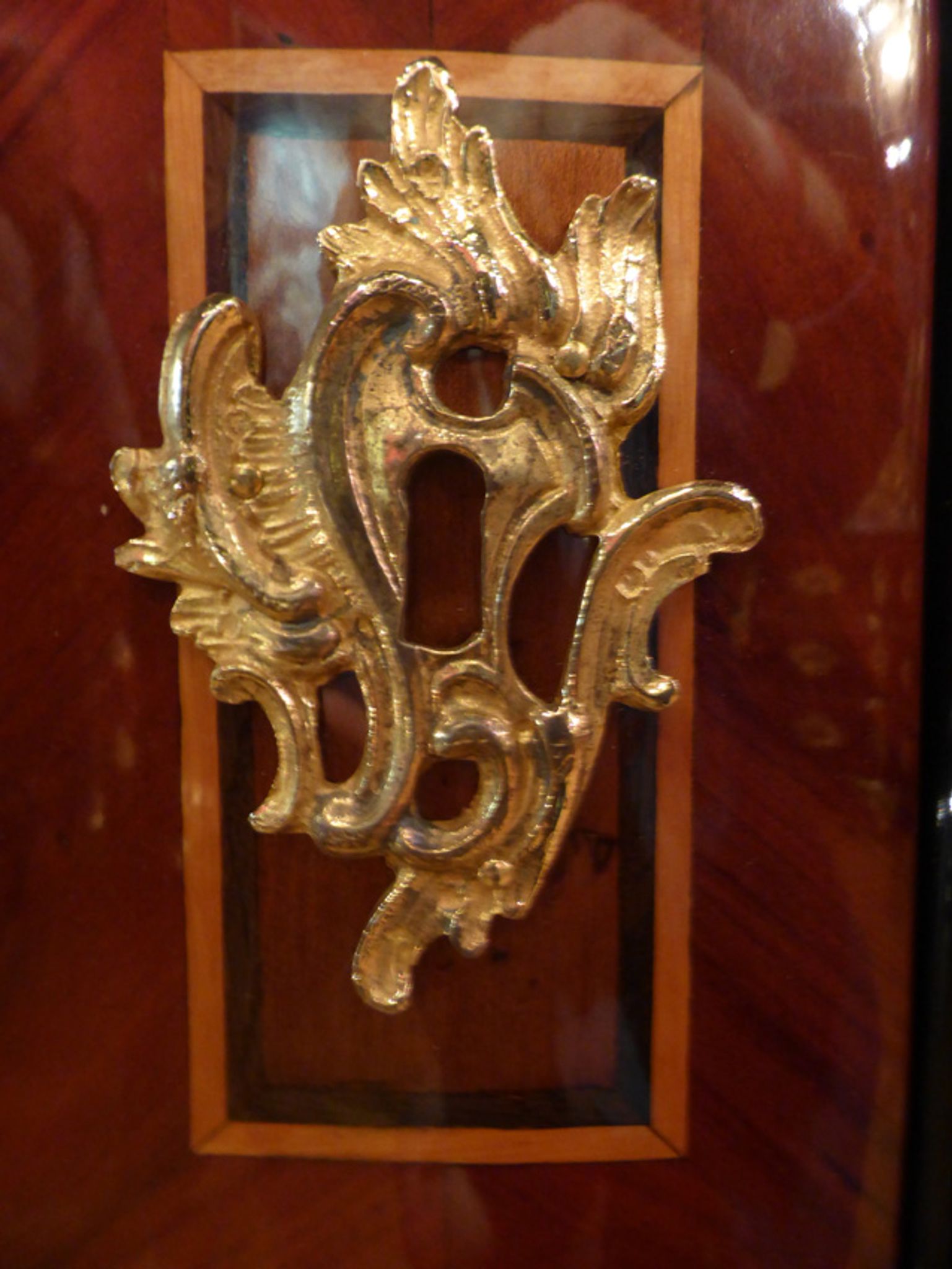 Flowers 18th century marquetry curved Dresser