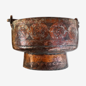 Red copper pot cover on piedouche