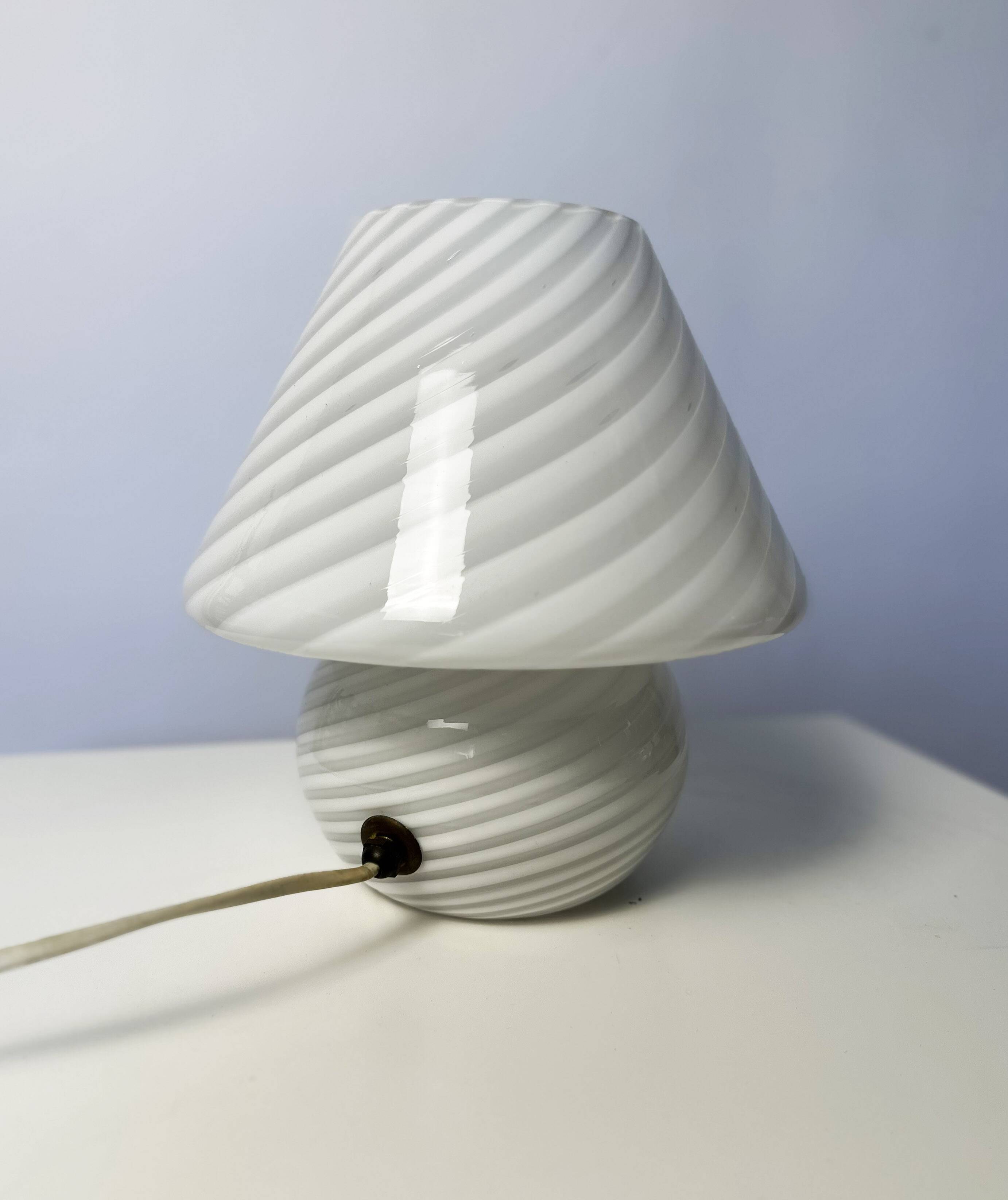 Lampe vintage en verre de Murano en forme de champignon.
