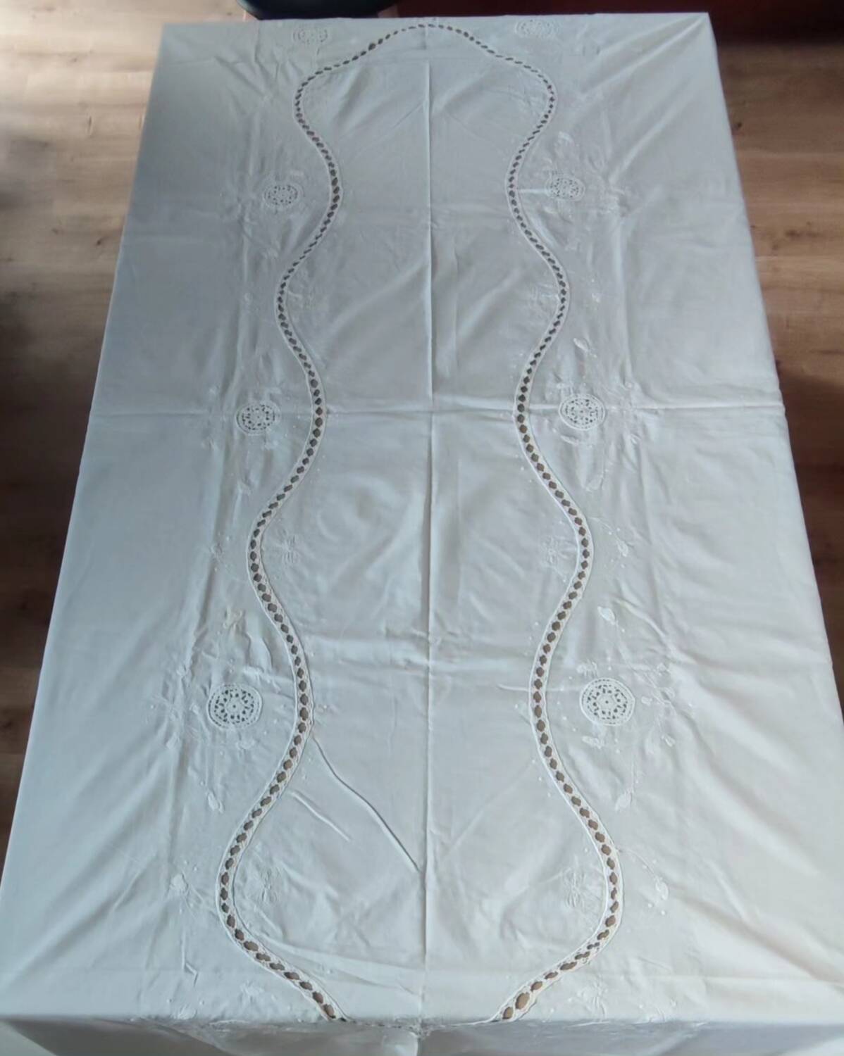 Old tablecloth and 12 napkins, table linen