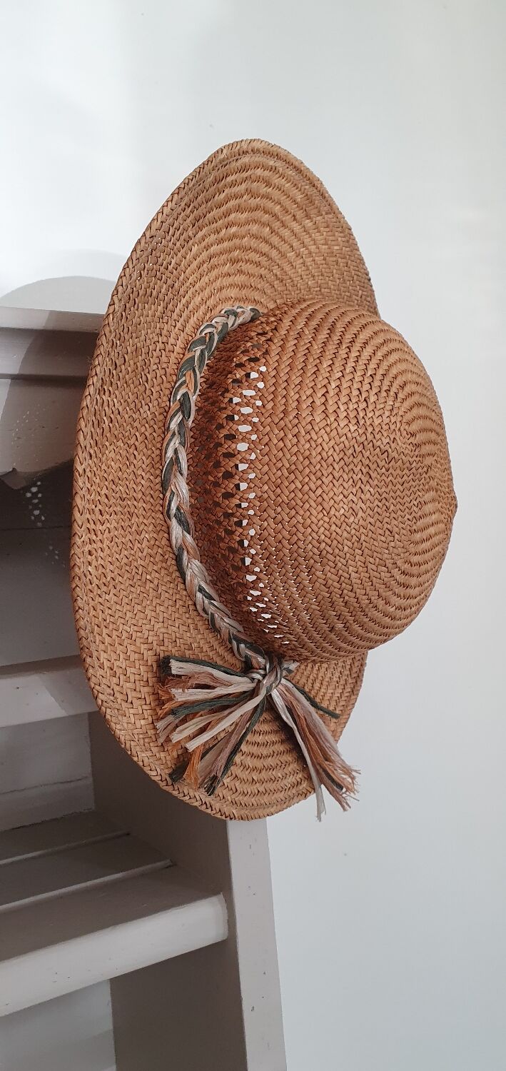 Thin straw hat and rafia