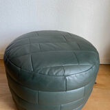 Pouf en cuir patchwork vert de Sède
