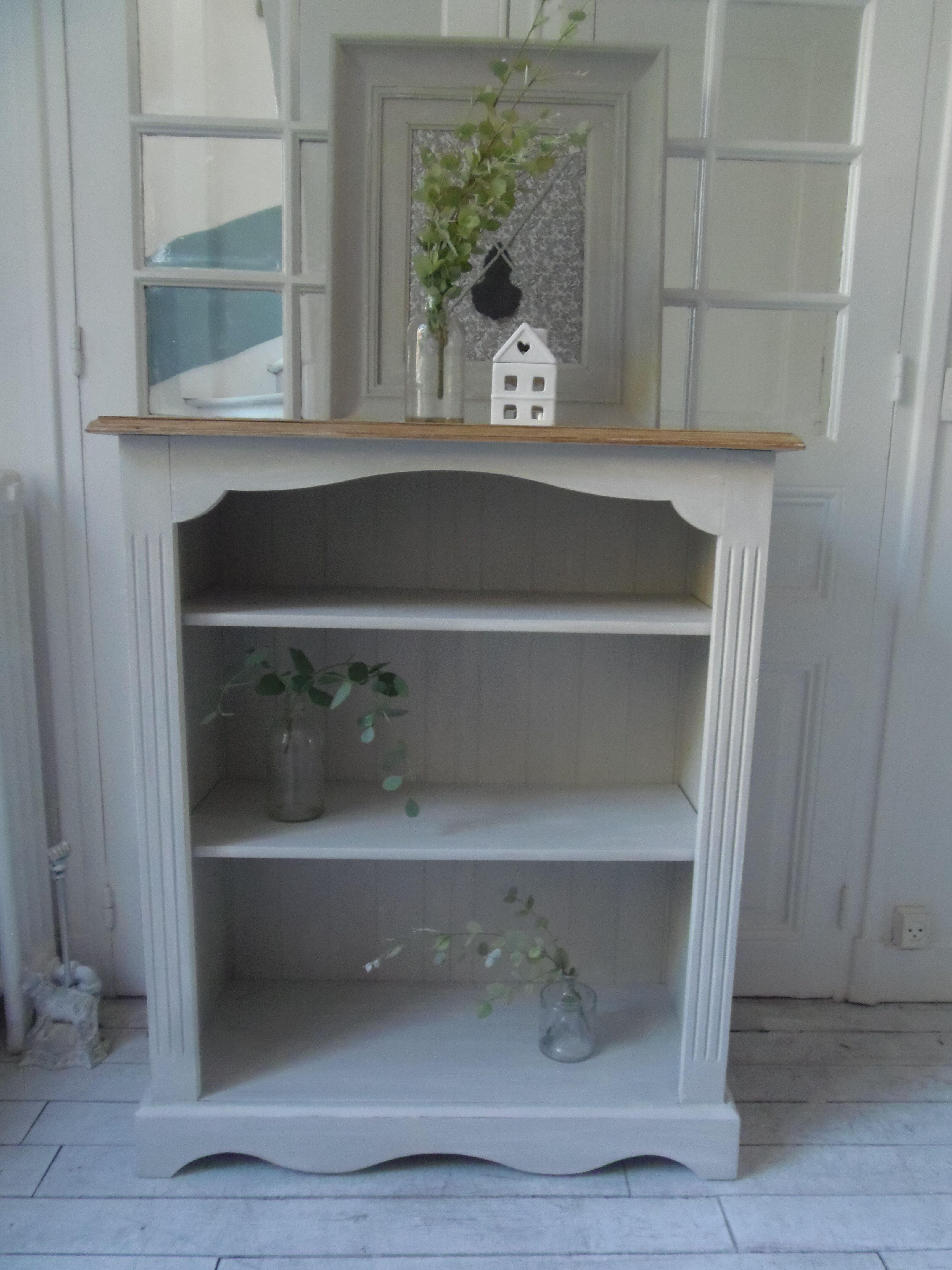 Pearl gray patinated library, 2 shelves, wooden tray.