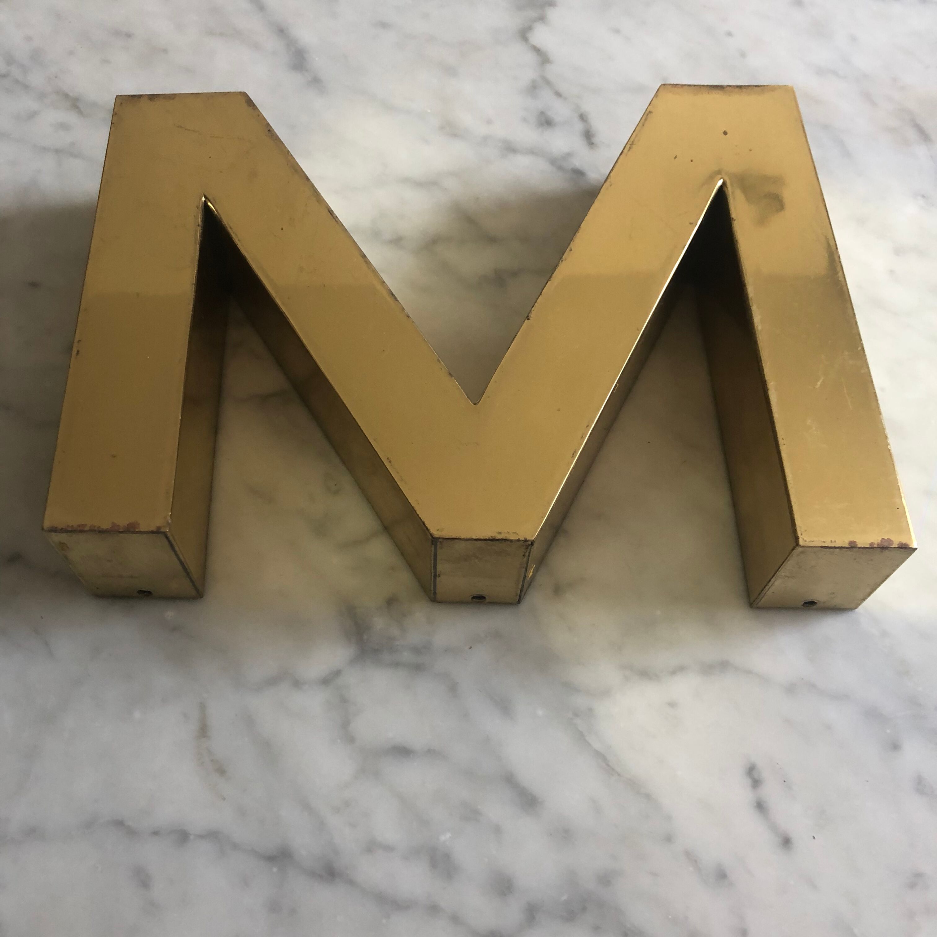 Lettre M en métal doré