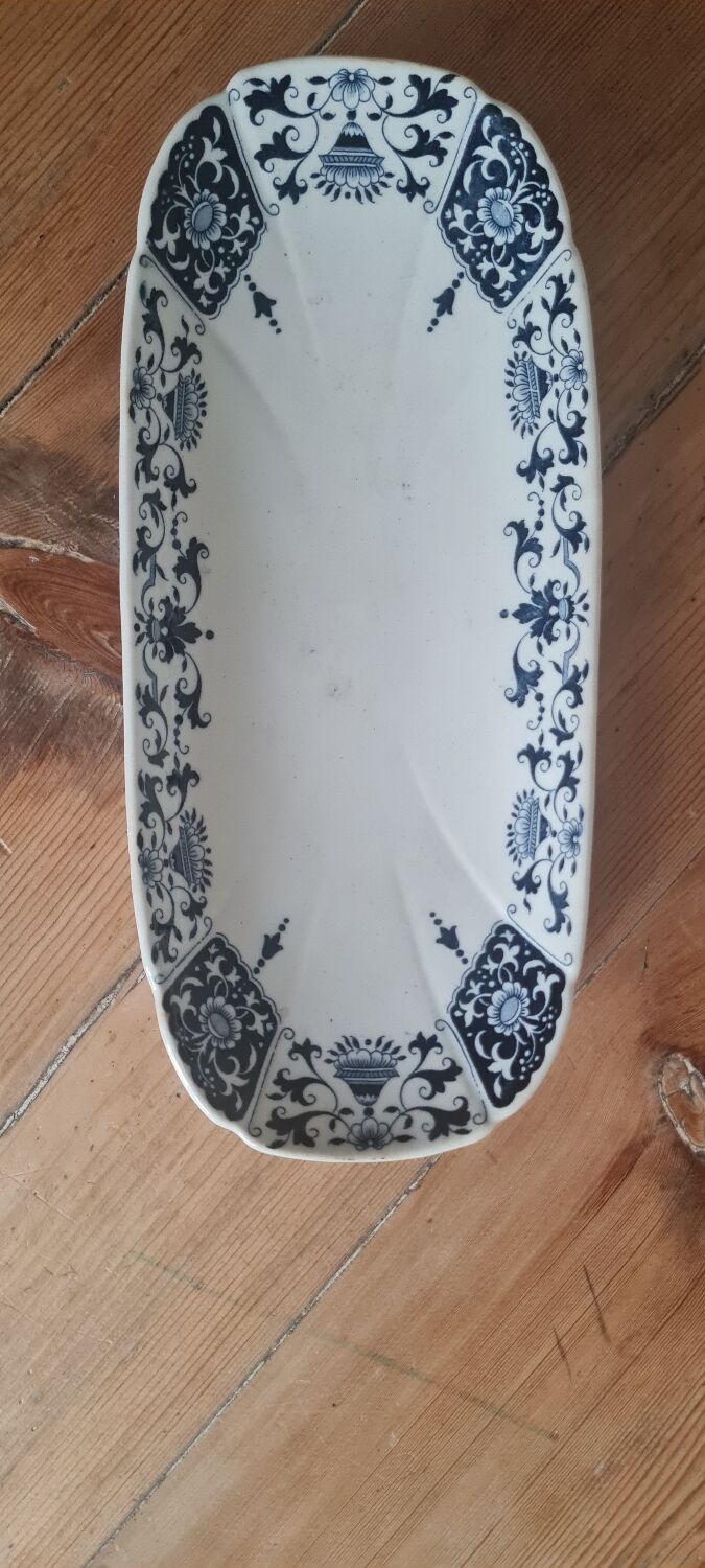 Serving dish in iron earth