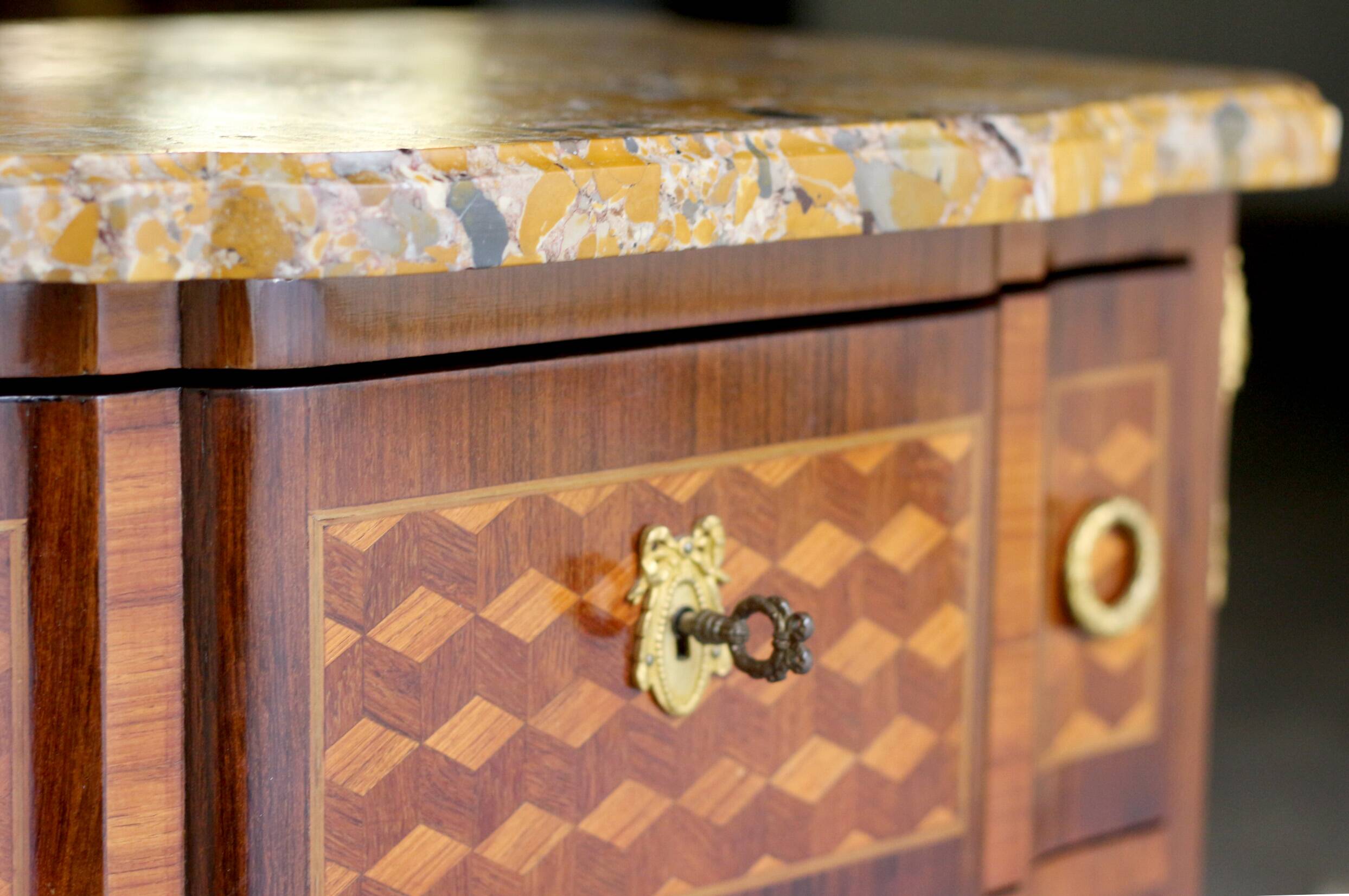 Adorable commode in superb condition. With its marble top.