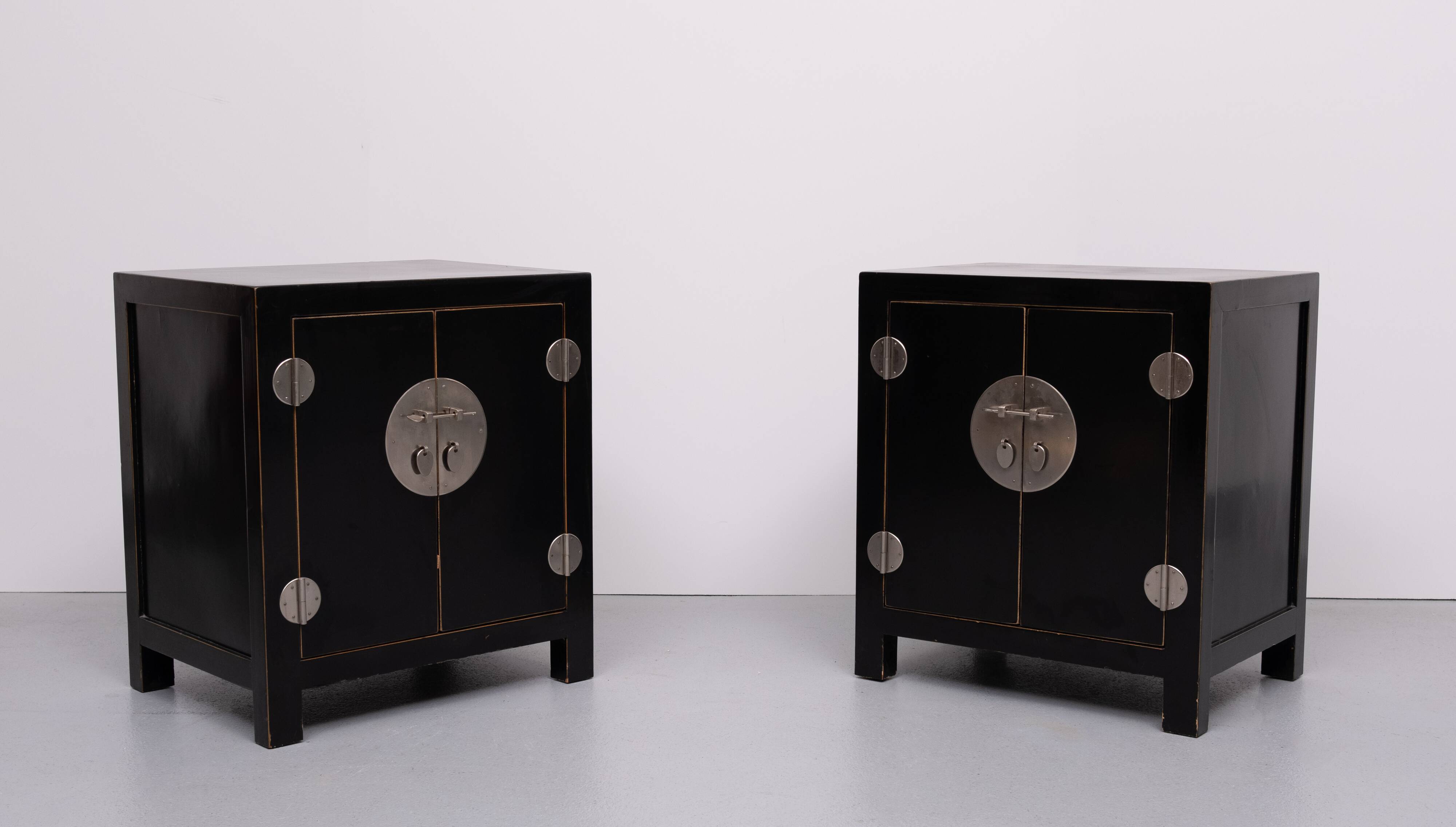 paire de chevets chinois noirs des années 1970