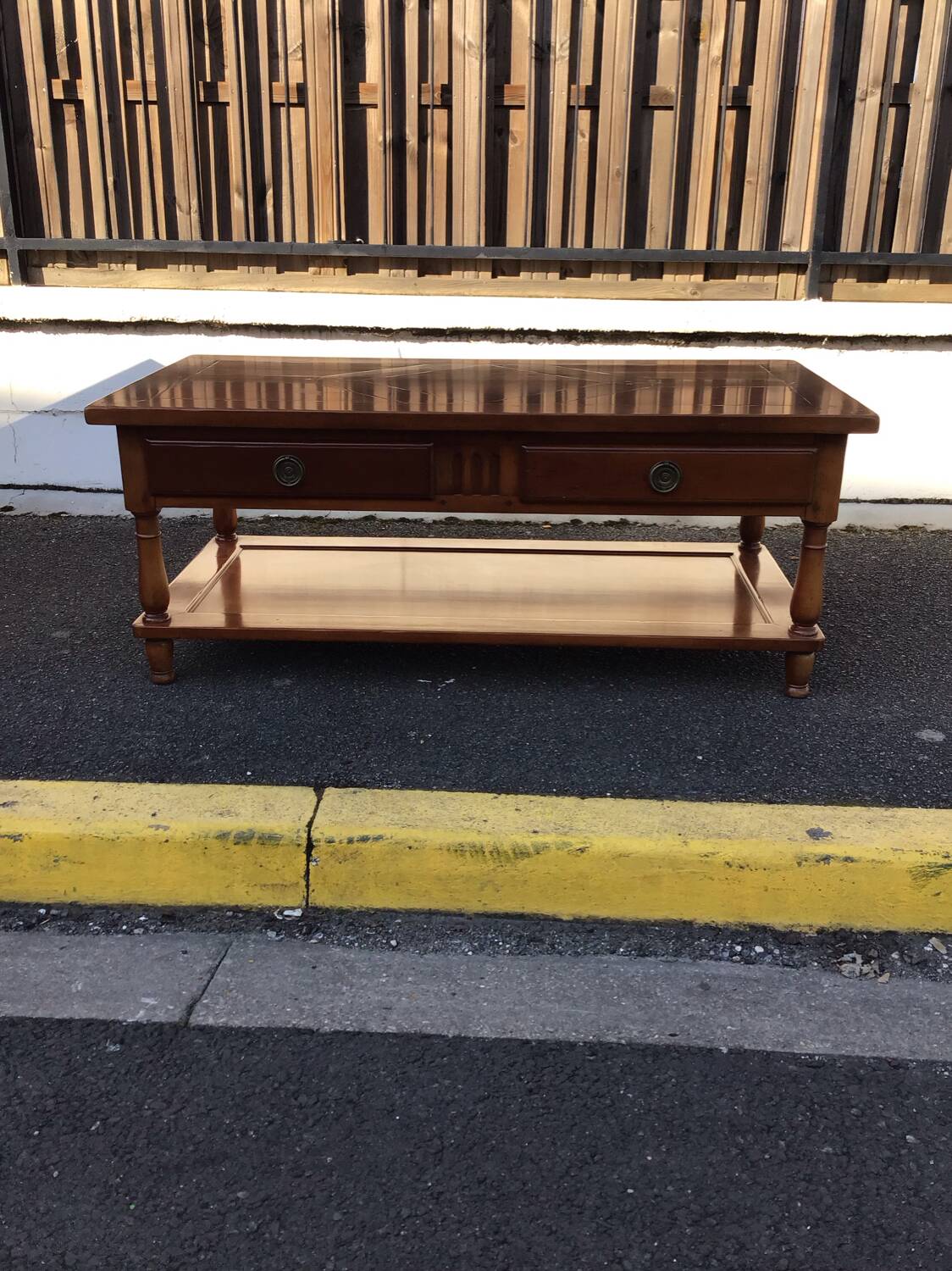 Coffee table with 2 drawers