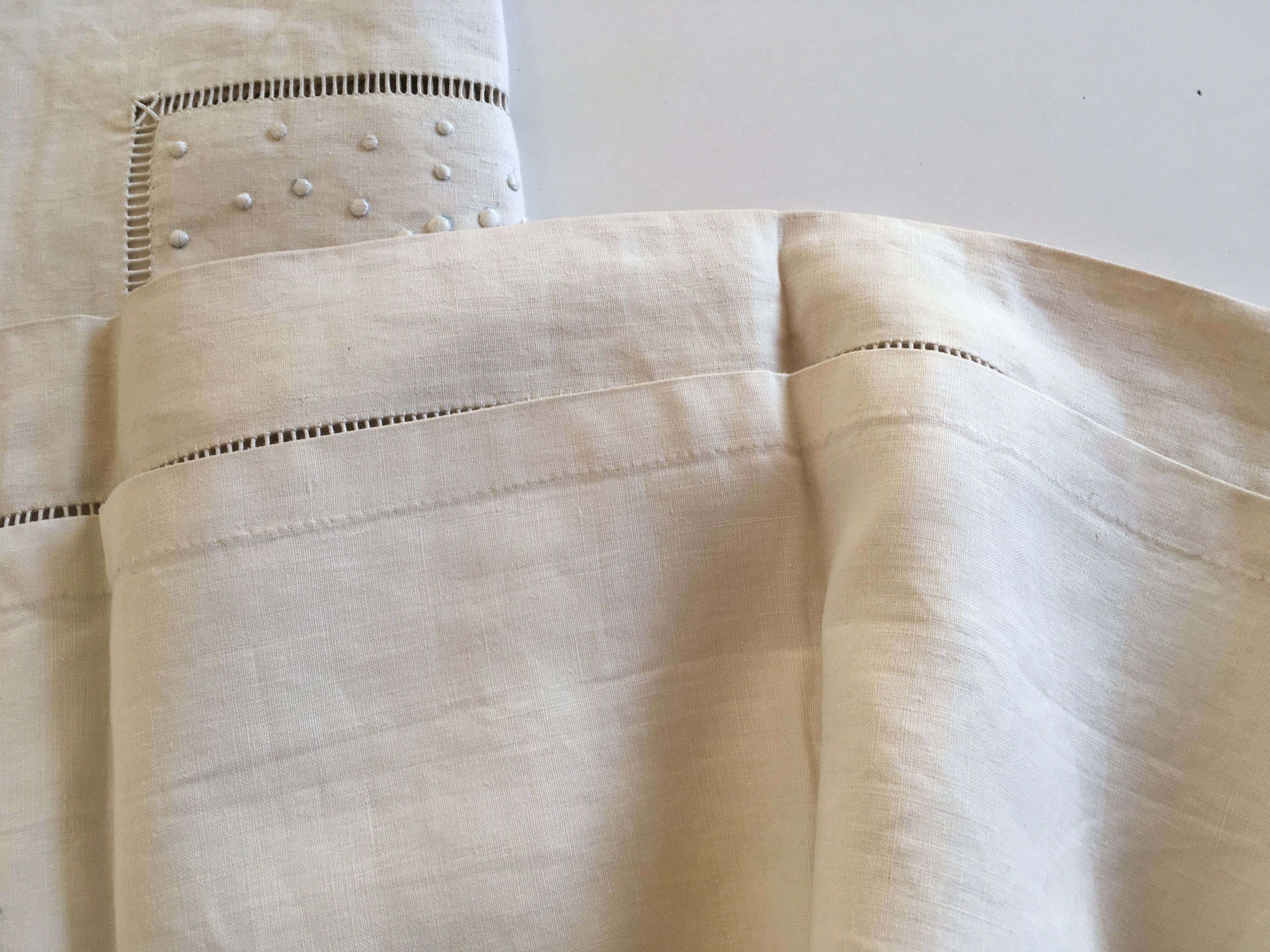 Drap et taies trousseau de réserve en fil de lin brodé de perles