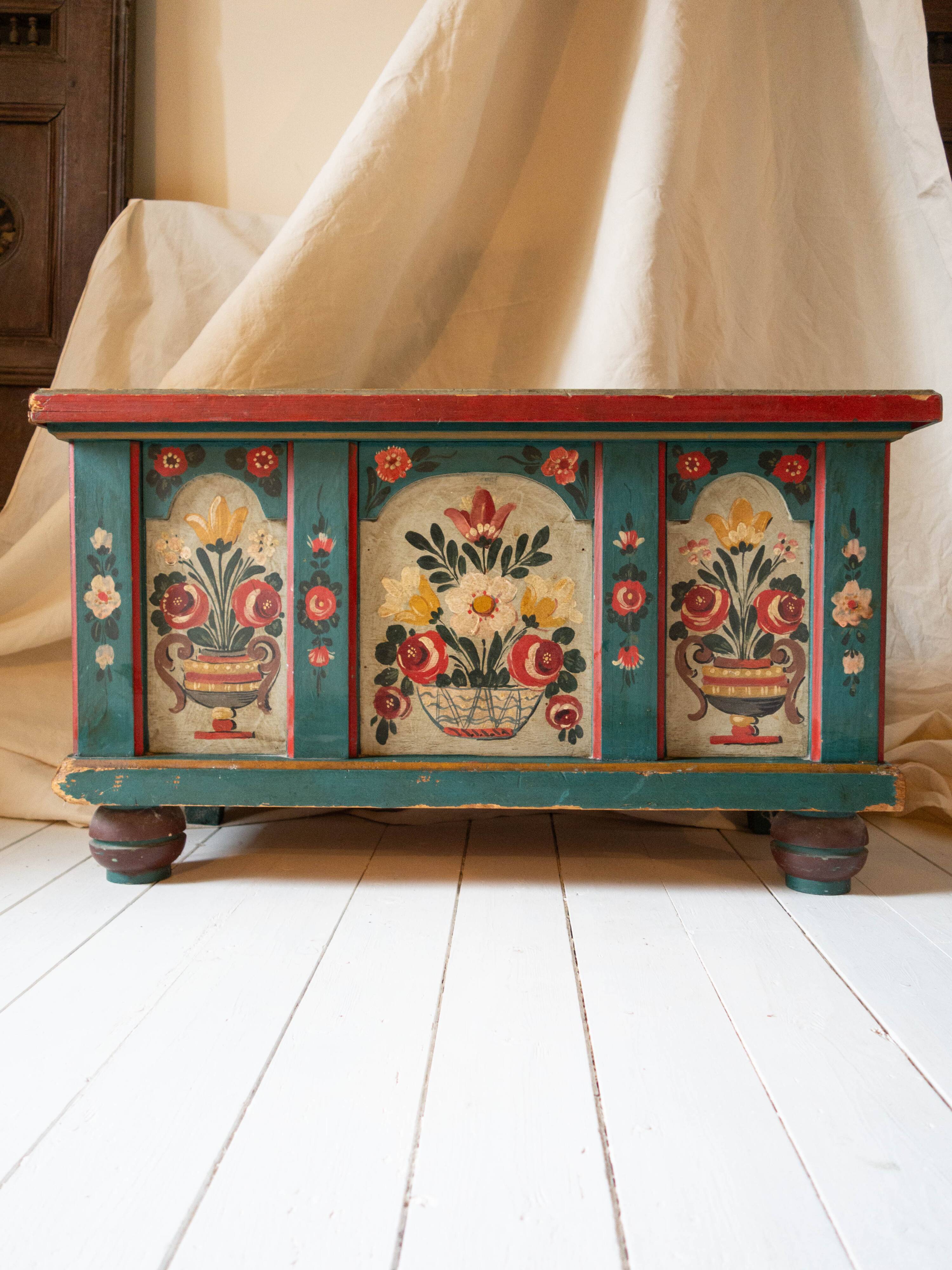 Banc-coffre vintage en bois peint, art populaire