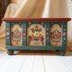 Banc-coffre vintage en bois peint, art populaire