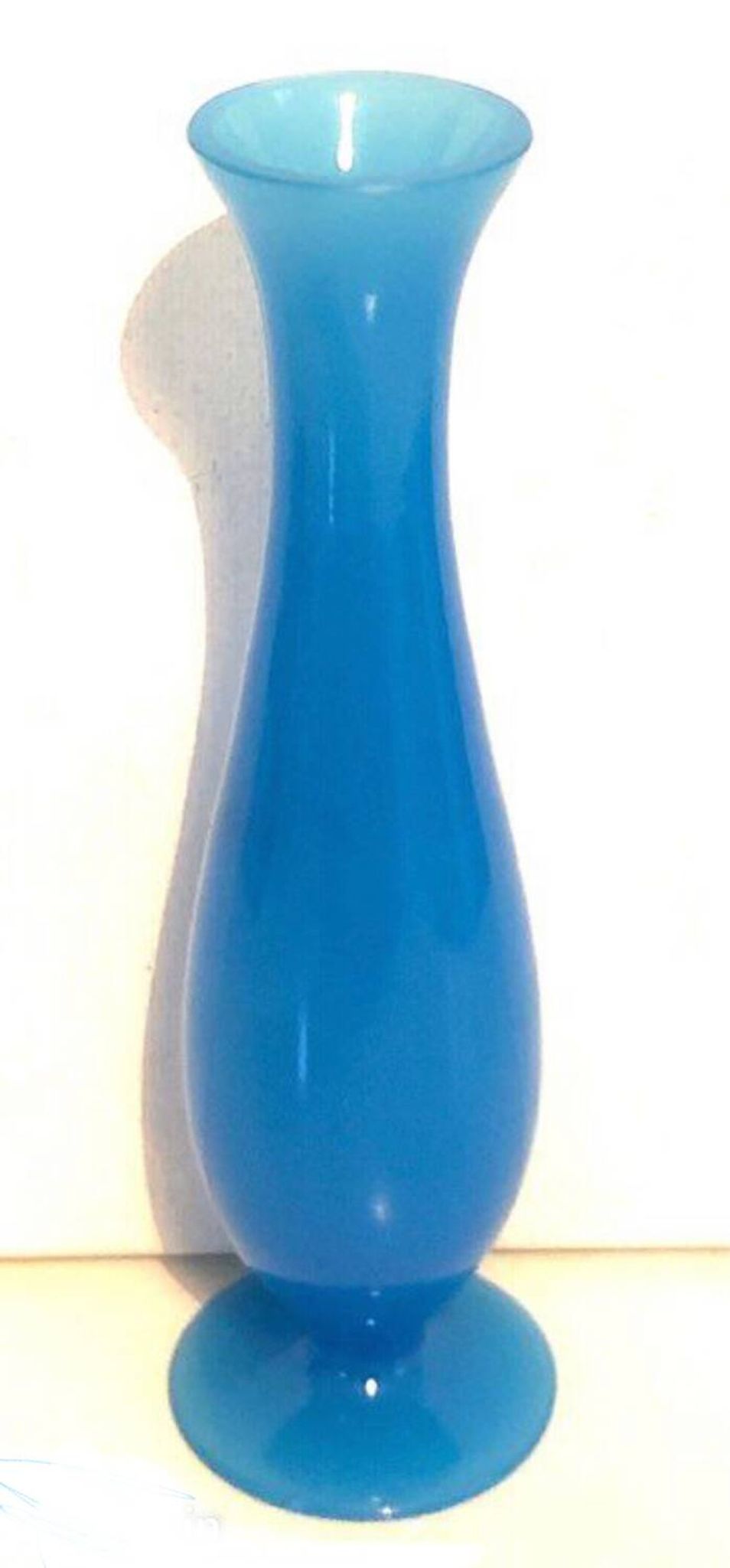 Vase à pied en opaline bleu