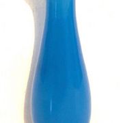 Vase à pied en opaline bleu