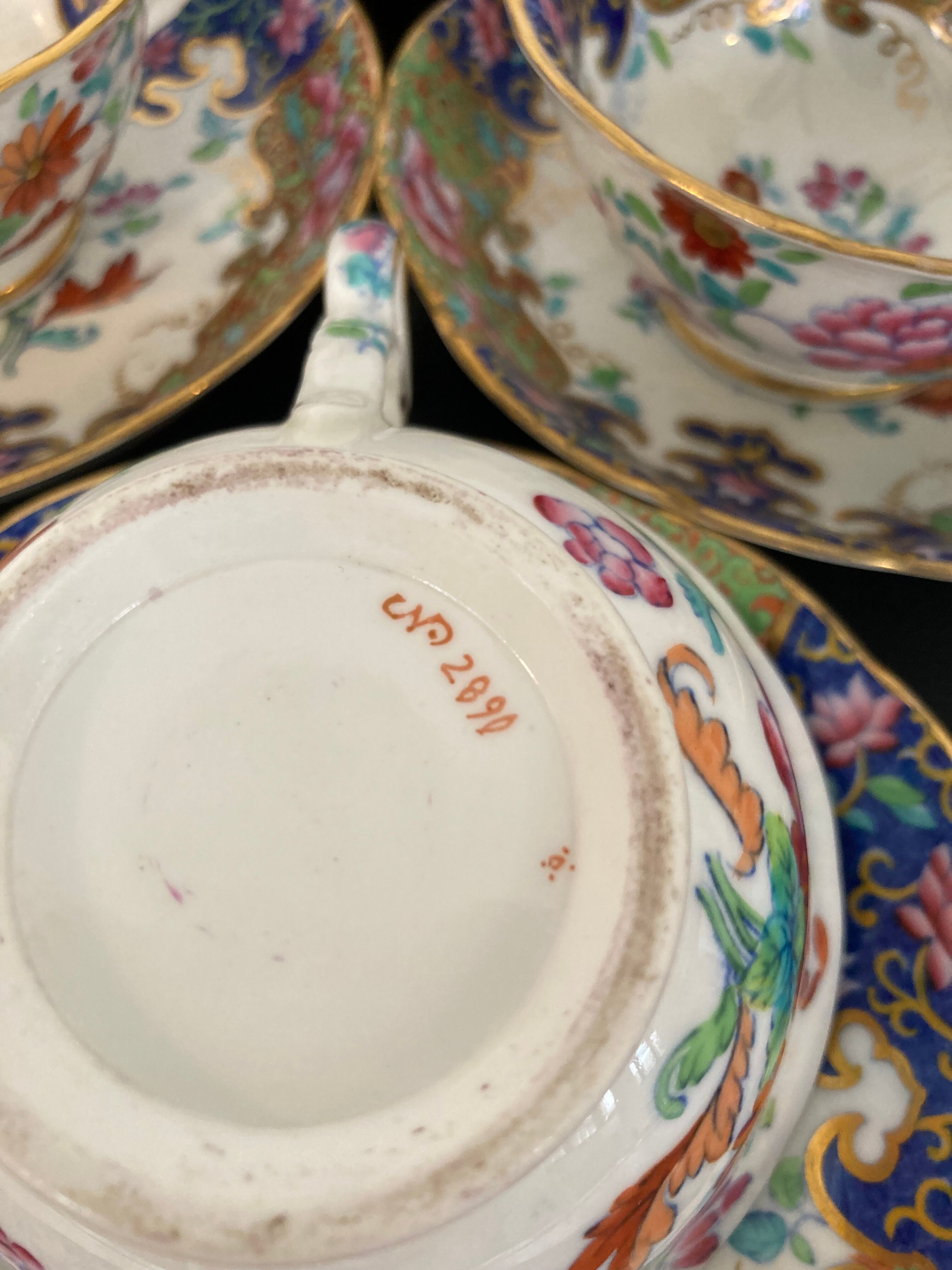 Ensemble 6 tasses et ss tasses porcelaine anglaise milieu XIXeme