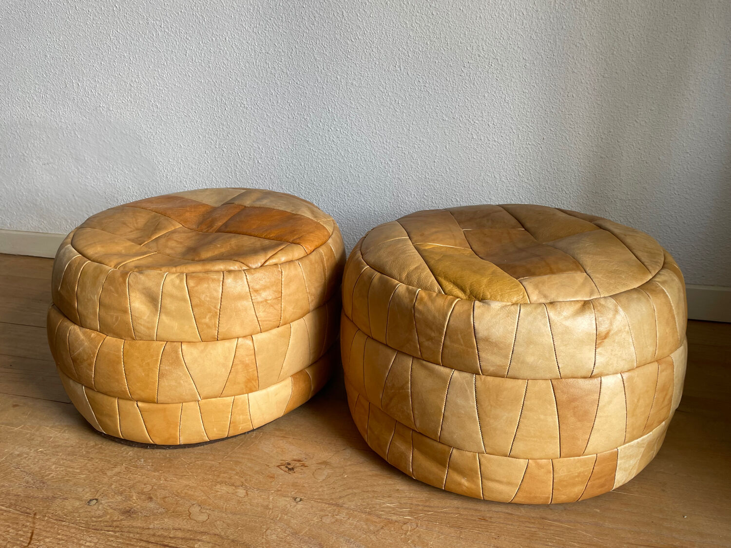 Set of 2 patchwork leather poufs brown camel De Sède