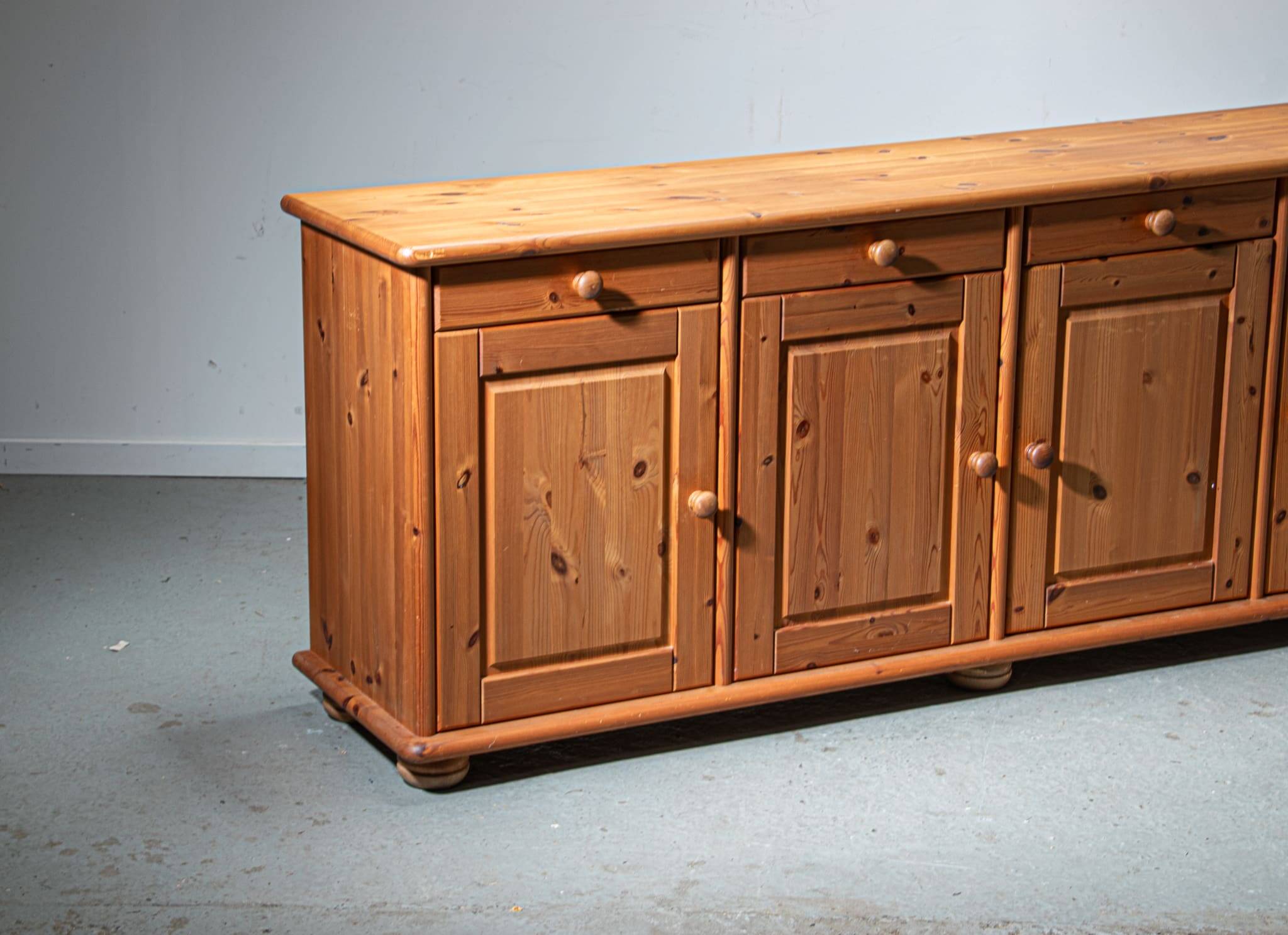 Buffet danois en pin des années 1980