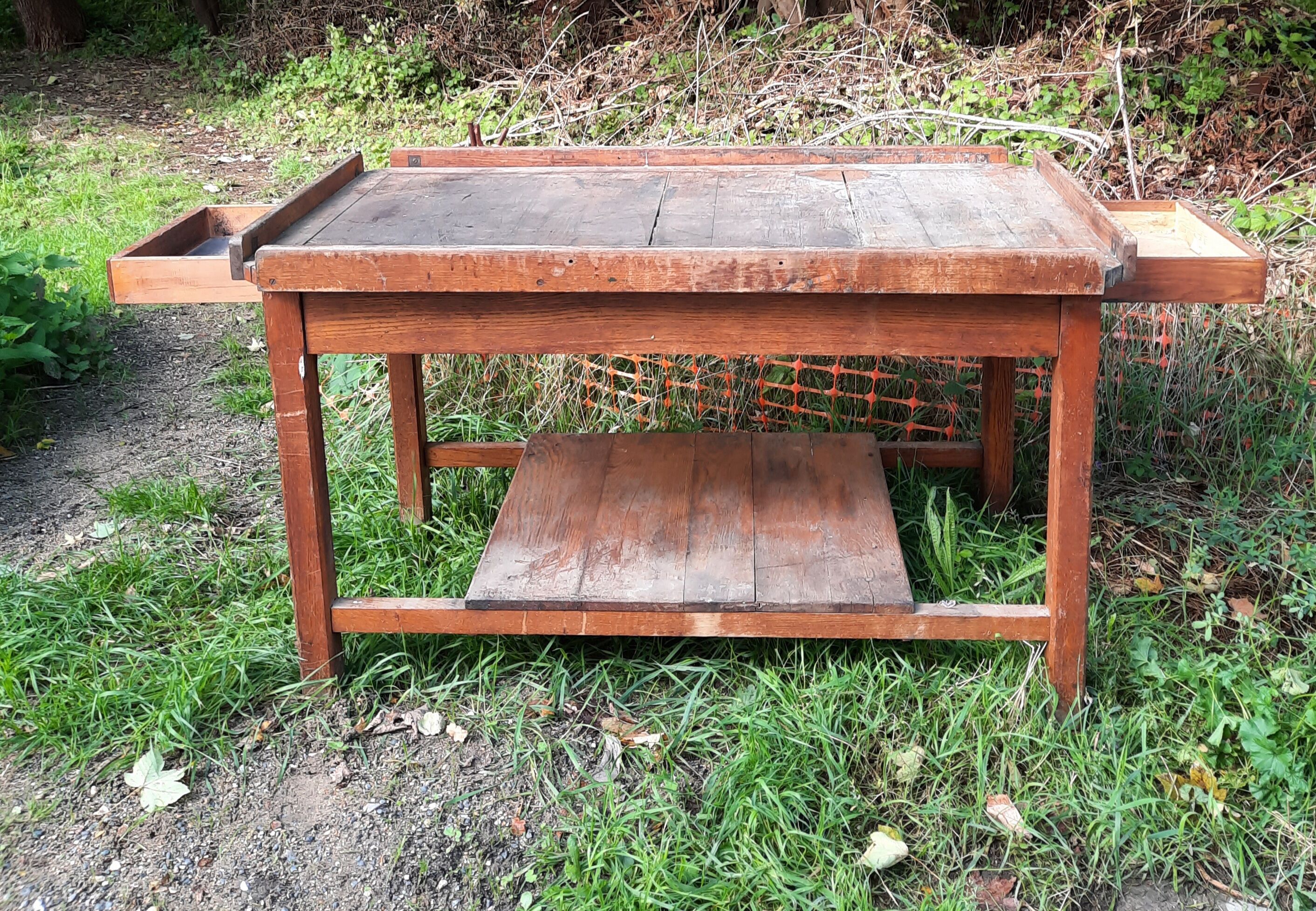 Trade table in chene