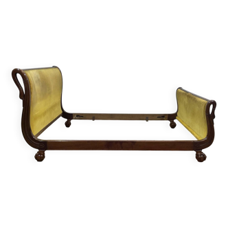 Mahogany lit empire from the early 19th century with swan necks and claw feet.