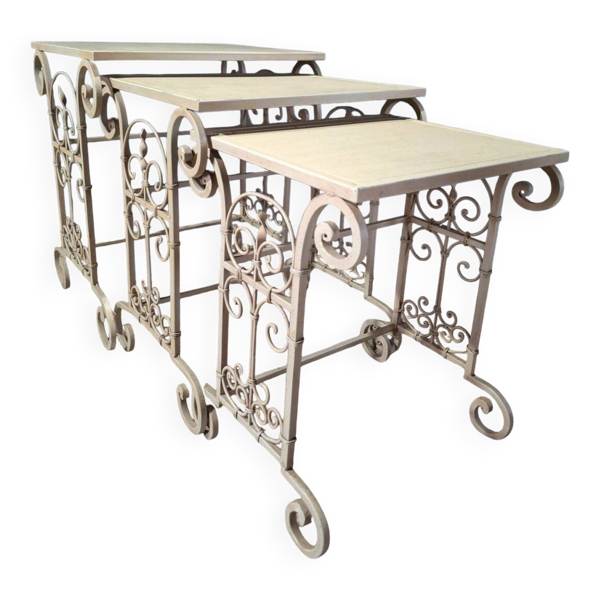 Tables gigognes en fer patine