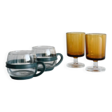 2 verres à pied jaune ambré et 2 tasses en verre