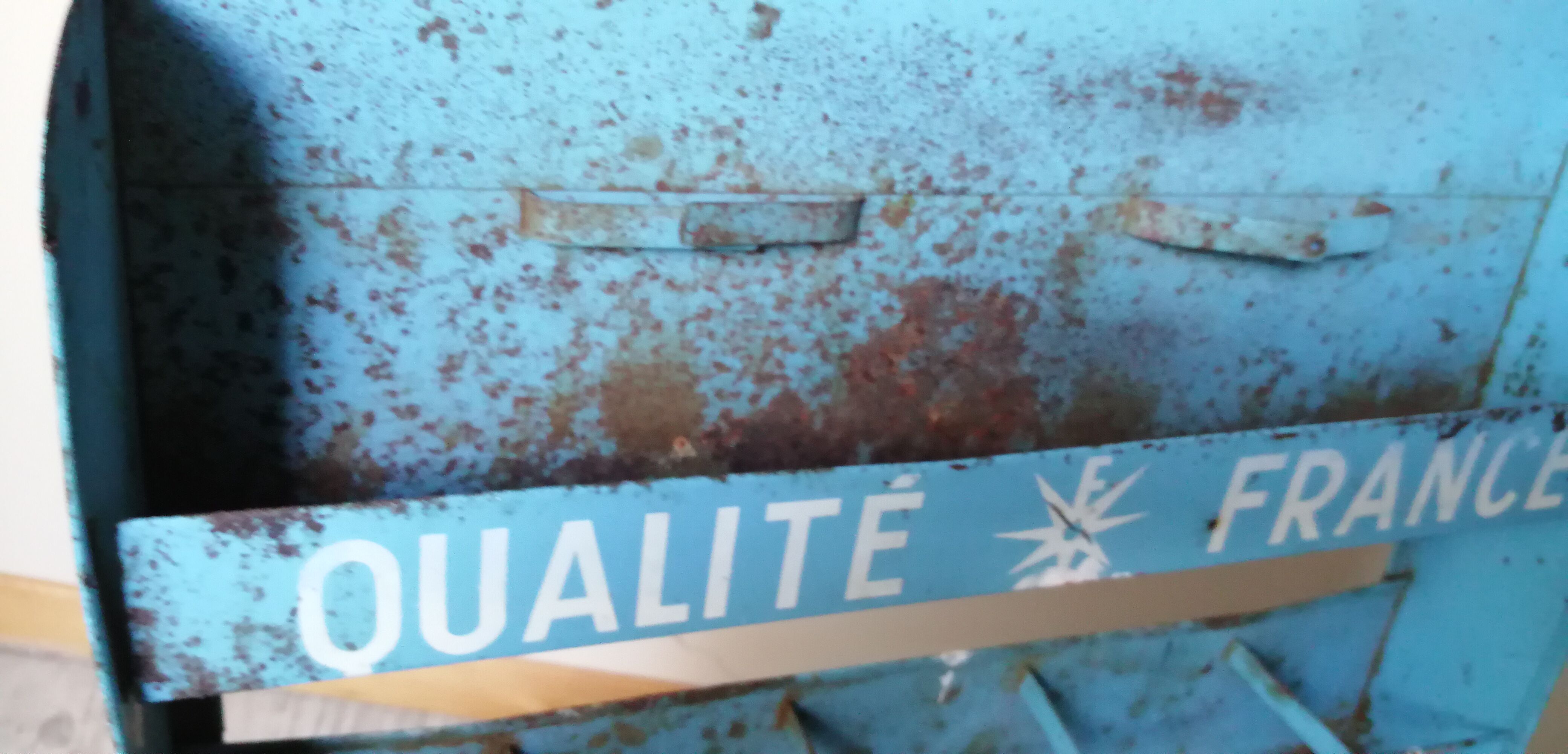 Antique display for eclor seed sachet