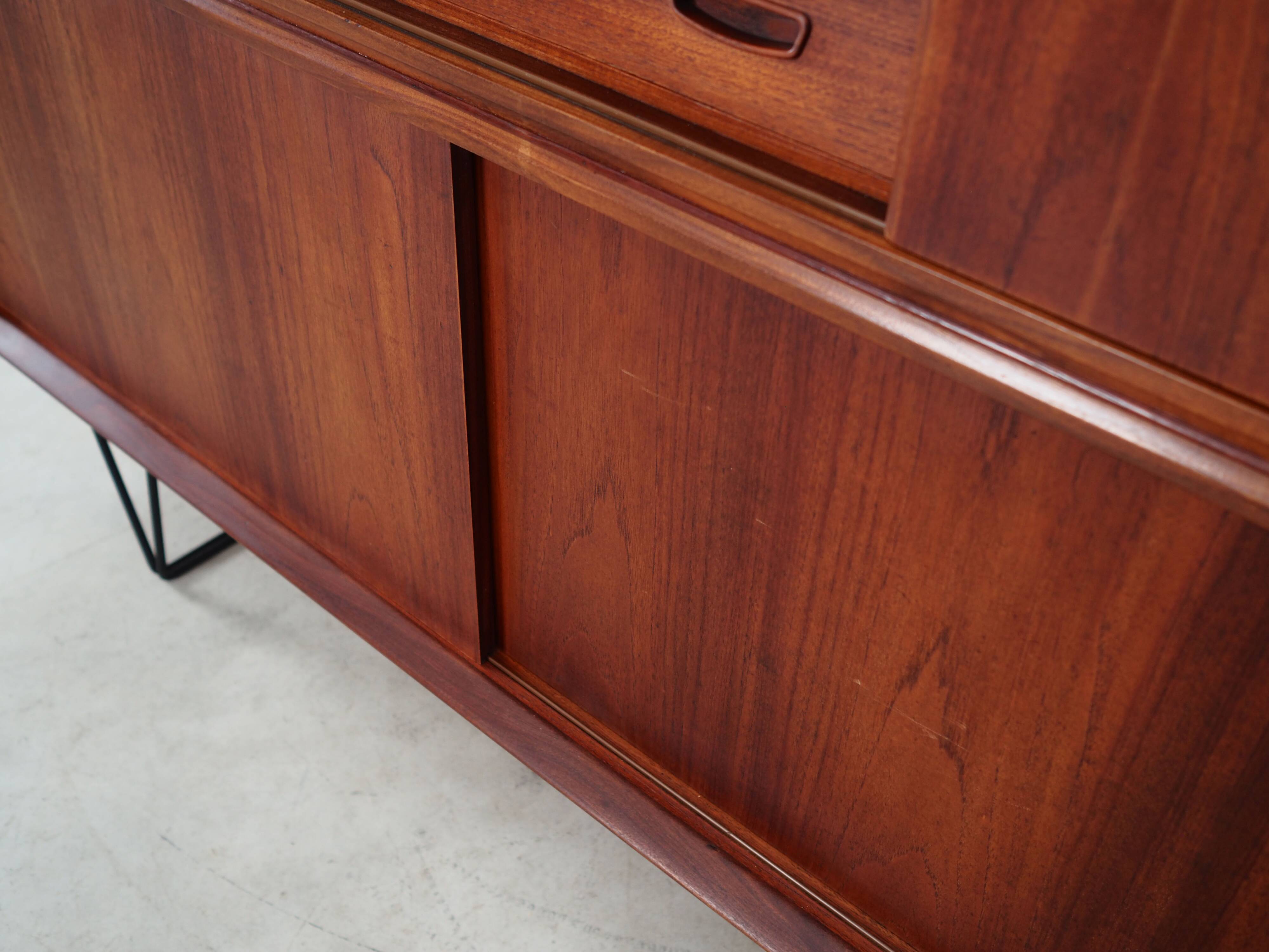 Buffet haut en teck, design danois, années 1970, production : Danemark