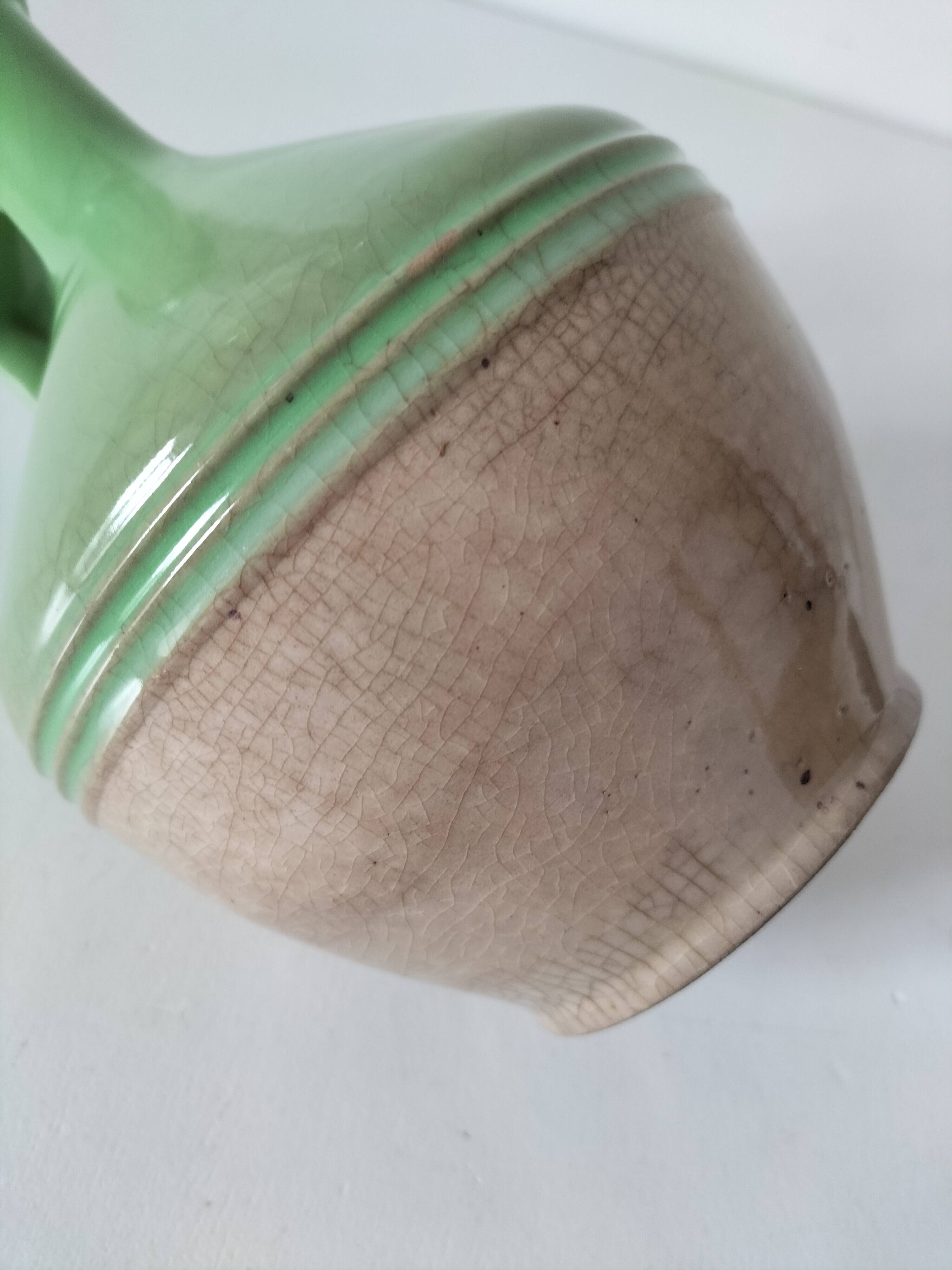 Cruche en terre vernissée verte artisanale vintage