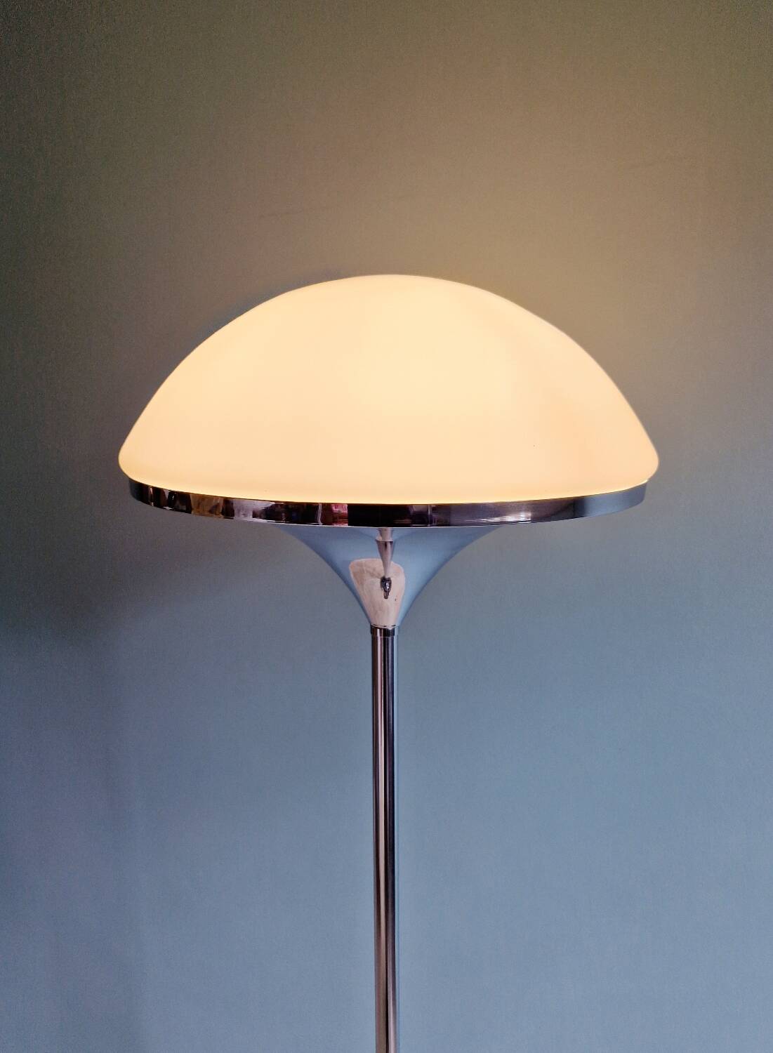 Modernist floor lamp in chromed metal and white satin glass