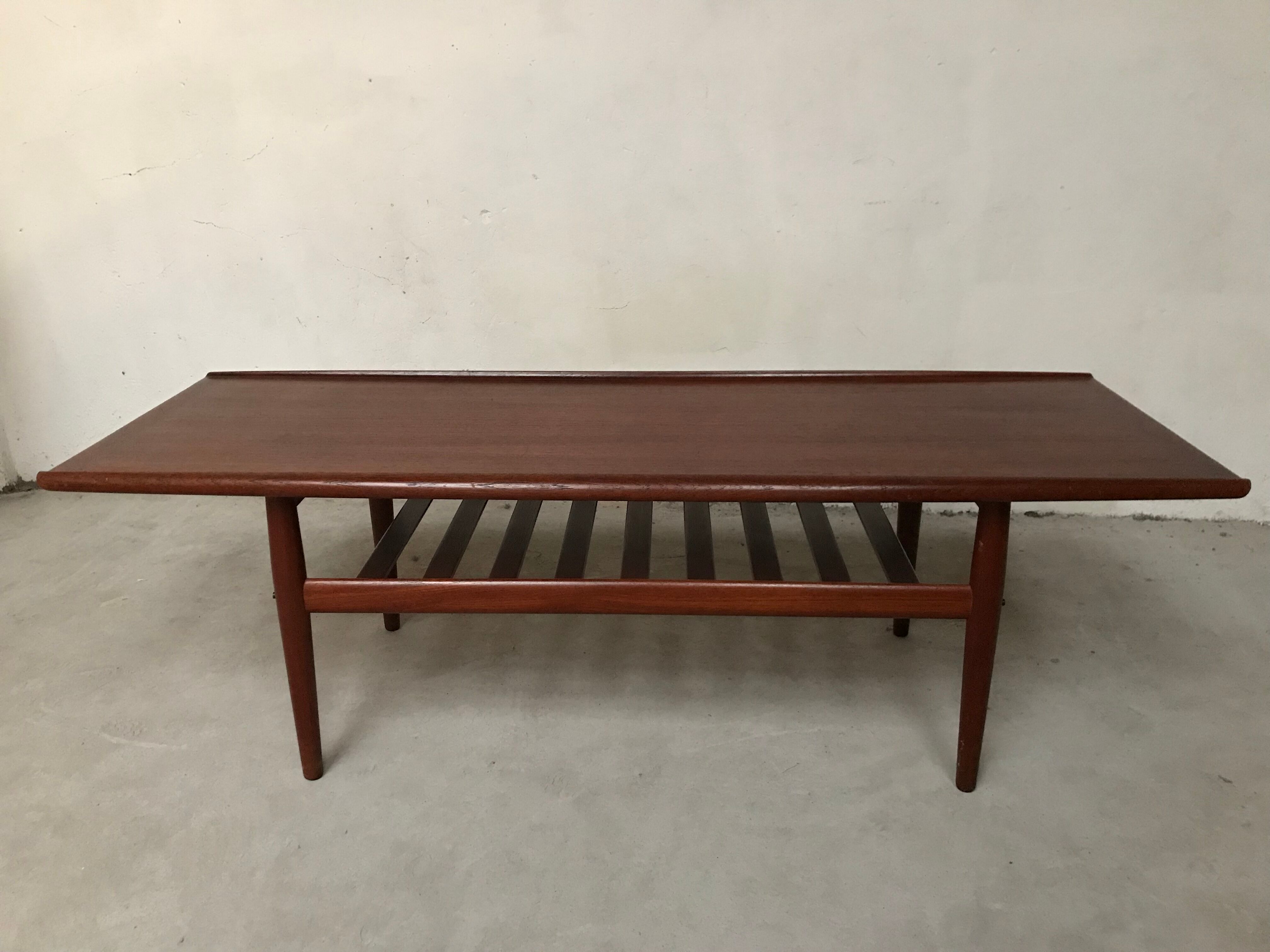 Table basse par Grete Jalk pour Poul Jeppesens en teck