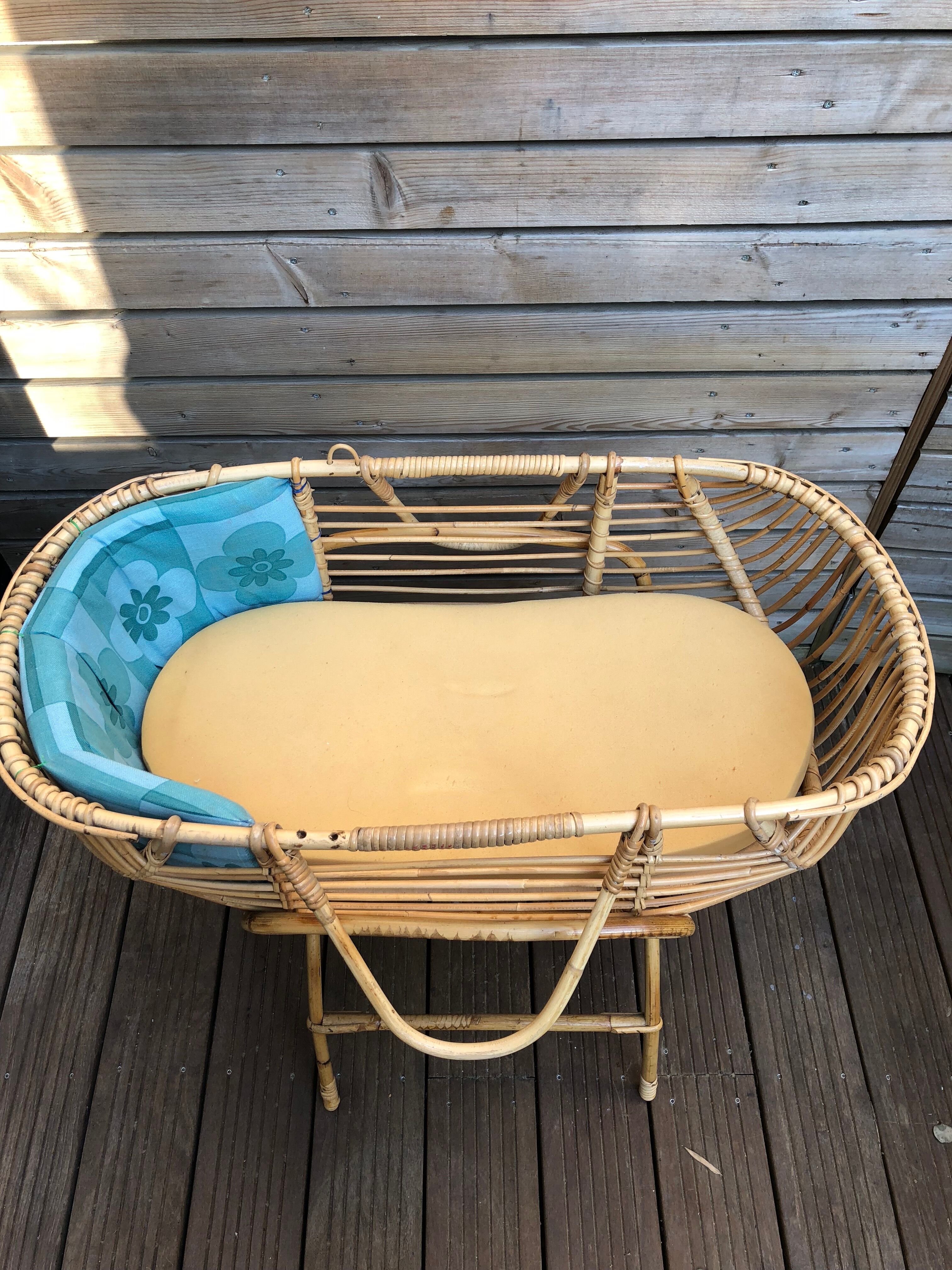 Wicker bassinet cradle